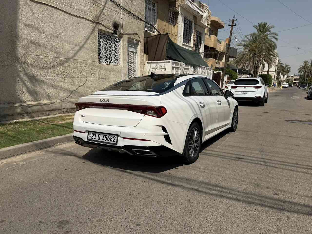 السلام عليكم k5 خليجي للبيع موديل 2022 مواصفات فول 1/1  رقم سليمانية بأسمي بصمة وتشغل عن بعد وبانوراما كشنات جلد كهرباء ماشية 122 لايت وبك لايت لد على طول البك لايت 5وضعيات قيادة السيارة بيها كصه البنيد بارد فقط بدون صبغ بدون دواخل ومناقصها اي شي السعر 185$ وبيها مجال  بسيط للاستفسار *********** بغداد حي الجامعة
