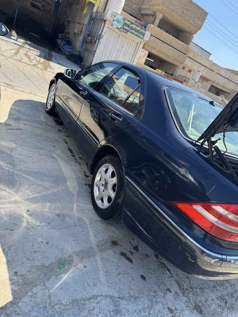 سلام عليكم من رخصت مدير الكروب مارسدس غواص مديل 1999سياره تخبل بس بيه بعد ملاحضات وبيه جراد مثل ما بين بل صور ومكينه بيه كازكيت وداخله حلو وسيارت تدفه وتبريد شغال وتبريد ثلج ماله ويل اسود هاذه سبيه ماله موجود مكانه بغداد بل حسينيه مال راشديه وسعره 85 وبيه مجال ودك وتدلل ***********
