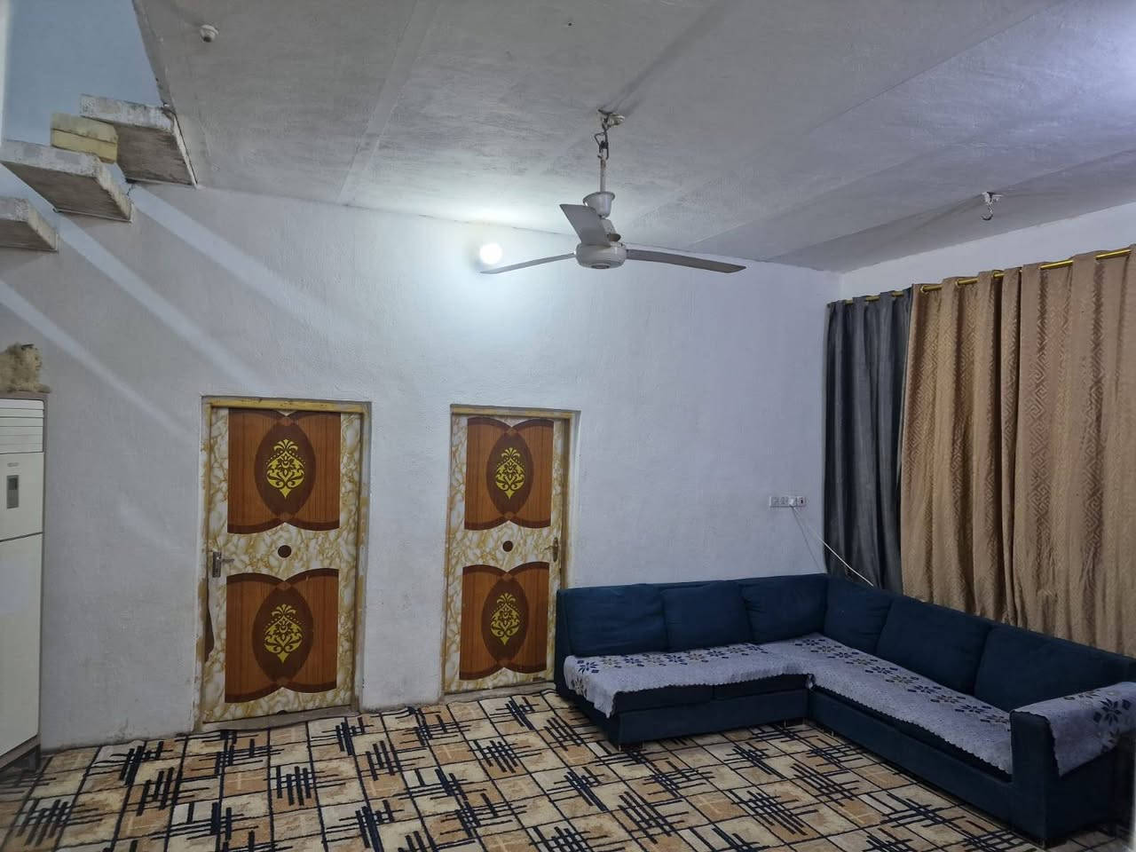 السلام عليكم دار للبيع طابو .. نهاوند الثالثه ٢٠٠ متر عله ساحه وشارع ٢٠  مقابل قسم البلديه .قاط واحد كامل بنيان .رقمالهاتف  ***********
