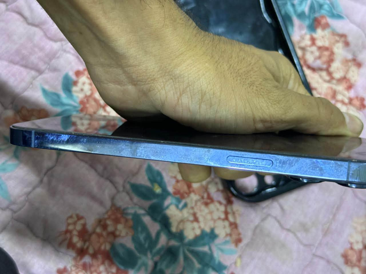 13برو ماكس نضيف نضافه 100% ما مفتوح بس شويه البطاريه ناصيه الي يريد تفاصيل خاص 
***********
