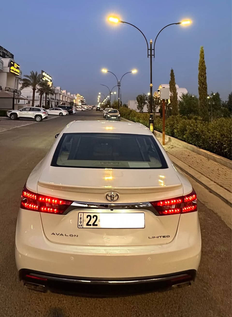 Toyota Avalon 2016 Limited 
فول مواسەفاتی خەلیجی لیمیتد 
سڵاید 
كوشن خەزن 
چوار كوشن سارد و گەرم 
پەردەی  بیلادی 
ئاوێنە كارەبایی 
حەساسی پێش و دواوە 
سێ مۆدی لێخوڕین eco,normal,sport 
سێ جێگای بچوكی تەعدیلە بێ سبوغ 
١٧٦هەزار كم ڕۆیشتووە
 
*********** واتساپ أربيل, العراق

