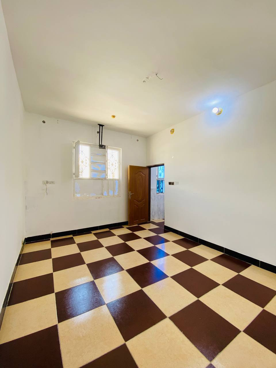 شقه للايجار / طابق ثاني / درج معزول 
العنوان / الثوره / قرب مدرسه مكه / قرب السوك 
تتكون من / غرفه + صاله + مطبخ + صحيات 
ملحقات / كيزر + مغسله 
اضافه / نت مجاني 
***********
