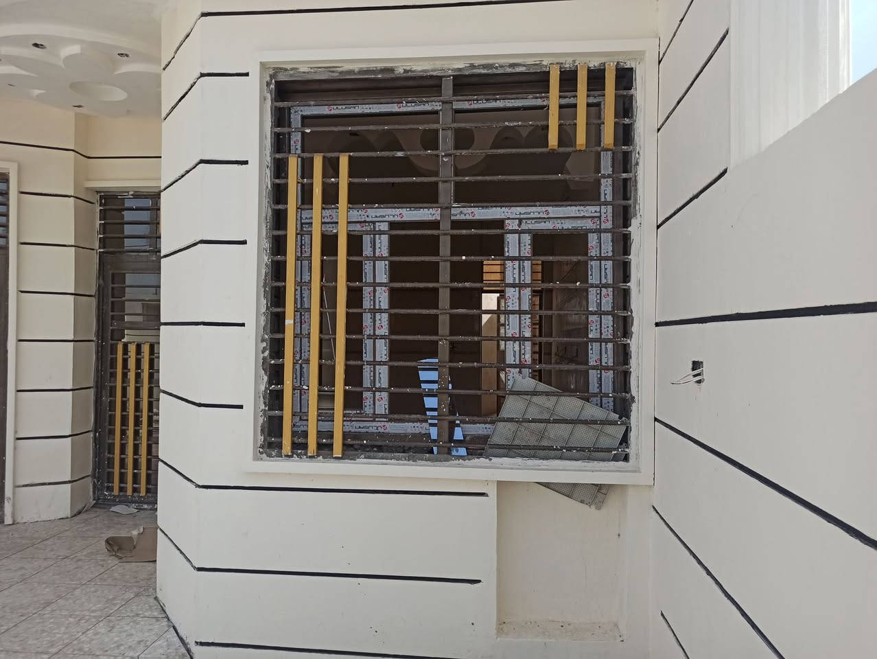 عروض تنفيذ الهيكل 🧱 ( ١٩٠ ) الف
عروض تسليم مفتاح 🔐 ( ٣٤٠ ، ٣٨٠ ، ٤٥٠ ، ٥٠٠ ) الف
العمل نقدا فقط ✅ 

🔴 مواصفات بناء الهيكل 190 الف 🧱 بأعلى المعايير :

1️⃣ فرش الأرض بطبقة سبيس وحدلها لضمان استقرار التربة.
2️⃣ فرش نايلون زراعي ثقيل لحماية الأساسات.
3️⃣ تنفيذ مجاري داخل الرفت بمواد عالية الجودة (أمل الشريف).
4️⃣ تسليح الرفت بحديد F.F مفحوص مختبريًا وفقًا لمواصفات دقيقة.
5️⃣ صب الرفت باستخدام خباطة مركزية من نوع 35C لضمان قوة ومتانة الخرسانة.
6️⃣ إعداد بادلو بارتفاع 15 سم لتعزيز الأساسات.
7️⃣ بناء الجدران باستخدام طابوق جمهوري، مع رمل مفحوص مختبريًا وسمنت مقاوم، تحت إشراف كادر مهني مختص.
8️⃣ تنفيذ شبكة أنابيب للسبالت والساحبات لضمان التهوية الحديثة.
9️⃣ تركيب فريمات حديد للأبواب والشبابيك لضمان المتانة والجودة.
1️⃣0️⃣ ارتفاع السقف الأول: 3.10 م لضمان مساحة وراحة أكبر.
1️⃣1️⃣ صب السقف الأول بخباطة مركزية بمواصفات متقدمة.
1️⃣2️⃣ هذه المواصفات تشمل كل طابق من البناء لضمان أفضل جودة وأعلى معايير.
--------------------------------------------------------------------

🔴 مواصفات سعر المتر 340 الف ( تسليم مفتاح ) 🔐

1-  معالجة الأرض  مع التنظيف 
2- حدل الأرض بمنسوب 20 سم على طبقات من السبيس النظيف من المقلع فرش نايلون
3- عمل أساس شريطي بعرض 50 سم أرتفاع 40 سم
4- عمل بادلو من الطابوق بارتفاع 20 سم مع صب جسر بارتفاع 15 سم مع اللبخ والاغلاق صبة 10 سم مسلحة بي ار سي
5- بناء جدار أرتفاع 3.1 م الطابق الأرضي
6- يكون الكونكريت المستخدم سي 30 والحديد المستخدم اف اف او ما يضاهيه
7- عمل الصحيات الصرف الصحي نوع البركة مسلح
8- رباط ارتفاع 30 سم
9- السقف سمك 20 سم
10- جدران الطابق الأول  والبيتونة 2.9 م
11- عمل تأسيس الماء نوع تركي دفن الخلاط ظاهري 
12- الكهرباء سيمنز انارة جدارية
13- شبابيك حديد 1.5*1.5/1.5*2 
14- أبواب تركية درجة 2
15- اكساء الجدران بالسيراميك الإيراني او الهندي درجة 2
16- اكساء الأرضية بالكاشي العراقي او السيراميك الإيراني او البورسلين الإيراني
17- عمل الواجهه باللبخ والتطعيم مع الصبغ
18- يكون اكساء السطح بالاشتايكر العراقي
19- يكون المحجر الدرج من المنيوم مدور  درجة 2
20- يكون الزجاج شفاف 
21- باب المدخل والمطبخ من الحديد
22- باب الكراج من الحديد
23- أرضية الاكراج من الكاشي 
24- اكساء الستارة باللبخ 
25- الاجناب لبخ تشميع
26- المنور لبخ ونثر اجرارة
27- ماطور ماء 
28- خزان ماء واحد 
29- سخان عراقي الطحان
30- منظومة كامرات درجة 2
--------------------------------------------------------------------

🔴 مواصفات سعر المتر 380 الف ( تسليم مفتاح ) 🔐

1-  معالجة الأرض  مع التنظيف 
2- حدل الأرض بمنسوب 20 سم على طبقات من السبيس النظيف من المقلع فرش نايلون معالجة الارضة ان وجدت
3- عمل أساس رفت حصيرتين مع الجسورة أرتفاع 40 سم
4- عمل بادلو صب جسر بارتفاع 15 سم 
5- بناء جدار أرتفاع 3.1 م الطابق الأرضي
6- يكون الكونكريت المستخدم سي 30 والحديد المستخدم اف اف او ما يضاهيه
7- عمل الصحيات الصرف الصحي نوع أمل الشريف مسلح
8- رباط ارتفاع 30 سم
9- السقف سمك 20 سم
10- جدران الطابق الأول  والبيتونة 3م
11- عمل تأسيس الماء نوع تركي دفن الخلاط ظاهري
12- الكهرباء سيمنز انارة جدارية
13- شبابيك حديد 1.5*1.5/1.5*2 
14- أبواب تركية درجة 2
15- اكساء الجدران بالسيراميك الإيراني او الهندي درجة 2
16- اكساء الأرضية بالكاشي العراقي او السيراميك الإيراني او البورسلين الإيراني
17- عمل الواجهه باللبخ والتطعيم مع الصبغ
18- يكون اكساء السطح بالاشتايكر العراقي مع طبقة فلين 3سم
19- يكون المحجر الدرج من المنيوم مدور  درجة 2
20- يكون الزجاج شفاف 
21- باب المدخل الاستقبال قاصة والمطبخ من الحديد
22- باب الكراج من الحديد
23- أرضية الكراج من الكاشي 
24- اكساء الستارة باللبخ مع النثر
25- الاجناب لبخ تشميع
26- المنور لبخ ونثر اجرارة
27- ماطور ماء 
28- خزان ماء واحد 
29- سخان تركي 100 لتر
30- منظومة كامرات درجة 2
-------------------------------------------------------------------

🔴 مواصفات سعر المتر 450 الف ( تسليم مفتاح ) 🔐

1-  معالجة الأرض  مع التنظيف 
2- حدل الأرض بمنسوب 20 سم على طبقات من السبيس النظيف من المقلع فرش نايلون معالجة الارضة ان وجدت
3- عمل منظومة ارضة
4- عمل أساس رفت حصيرتين مع الجسورة أرتفاع 40 سم
5- عمل بادلو صب جسر بارتفاع 15 سم 
6- بناء جدار أرتفاع 3.2 م الطابق الأرضي
7- يكون الكونكريت المستخدم سي 30 والحديد المستخدم اف اف او ما يضاهيه
8- عمل الصحيات الصرف الصحي نوع أمل الشريف مسلح
9- رباط ارتفاع 30 سم
10- السقف سمك 20 سم
11- جدران الطابق الأول  والبيتونة 3.1 م
12- عمل تأسيس الماء نوع تركي دفن والخلاط دفن
13- الكهرباء دفن بوري العقبة انارة سقفية نقاط كهرباء اوزن
14- شبابيك المنيوم مفصلي 1.5*1.5/1.5*2  او سلايد تك جام
15- أبواب تركية درجة 1
16- اكساء الجدران سيراميك الهندي درجة 1
17- اكساء الأرضية البورسلين الإيراني فول بوليش  او البورسلاين الهندي فول بوليش
18- عمل الواجهه باللبخ  والصبغ مع 60% مرمر او بورسلاين
19- يكون اكساء السطح بالاشتايكر العراقي مع طبقة فلين 5سم
20- يكون المحجر الدرج من المنيوم درجة اولى
21- يكون الزجاج عاكس 
22- عمل سقف من الجبس للاستقبال فقط
23- باب المدخل الاستقبال قاصة والمطبخ من الحديد واللامنيوم او قاصة
24- باب الكراج من الحديد سلايد
25- أرضية الكراج من الكاشي او السيراميك الاسباني
26- اكساء الستارة باللبخ مع النثر
27- الاجناب لبخ جرارة
28- المنور لبخ  ونثر مع الأرضي سيراميك
29- ماطور ماء 
30- خزان ماء واحد 
31- سخان تركي 120 لتر
32- منظومة كامرات درجة 1
--------------------------------------------------------------------

🔴 مواصفات سعر المتر 500 الف ( تسليم مفتاح ) 🔐

1-  معالجة الأرض مع التنظيف 
2- حدل الأرض بمنسوب 20 سم على طبقات من السبيس النظيف من المقلع فرش نايلون معالجة الارضة ان وجدت
3- عمل منظومة ارضة
4- عمل خرسانة نظافة بسمك 10 سم
5- عمل أساس رفت حصيرتين مع الجسورة أرتفاع 40 سم
6- عمل بادلو صب جسر بارتفاع 15 سم 
7- بناء جدار أرتفاع 3.5 م الطابق الأرضي
8- يكون الكونكريت المستخدم سي 35 والحديد المستخدم اف اف او ما يضاهيه
9- عمل الصحيات الصرف الصحي نوع سمارت ميكانيكي الماني
10- رباط ارتفاع 30 سم
11- السقف سمك 20 سم
12- جدران الطابق الأول  والبيتونة 3.3م
13- عمل تأسيس الماء نوع تركي دفن
14- مقعد غربي دفن مع مغسلة دفن نظام خلاطات درجة اولى
15- الكهرباء دفن بوري العقبة انارة سقفية نقاط كهرباء اوزن
16- شبابيك المنيوم سلايد دبل جام تركي المنشاً 
17- أبواب تركية درجة 1
18- اكساء الجدران لبخ مع بورسلين اللواح او مرمر الهندي درجة 1
19- تصفير الأرضية سيكرد
20- اكساء الأرضية من المرمر او البورسلين الصيني المزجج فول بوليش او البورسلاين الاسباني 
21- عمل الواجهه مرمر او بورسلاين 
22- يكون اكساء السطح بالاشتايكر العراقي مع طبقة فلين 5سم
23- يكون المحجر الدرج من المنيوم درجة أولى او الزجاج والخشب
24- يكون الزجاج عاكس 
25- عمل سقف من الجبس للاستقبال الصالة والمطبخ
26- باب المدخل الاستقبال قاصة والمطبخ من القاصة اواللامنيوم 
27- باب الكراج من الحديد سلايد
28- أرضية الكراج من البورسلين او السيراميك الاسباني
29- اكساء الستارة باللبخ مع النثر او صبغ
30- الاجناب لبخ جرارة
31- المنور لبخ  ونثر مع الأرضي سيراميك
32- ماطور ماء 
33- خزان ماء واحد 
34- سخان تركي 120 لتر
35- منظومة كامرات درجة 1
-----------------------------------------------------------------

♦️ ملاحظات:
• إشراف هندسي كامل من قبل مهندسين ذوي خبرة.
• إمكانية تعديل أي فقرة حسب رغبة العميل مع تحمل فرق التكلفة فقط.
• الزبون يتحمل الربط الخارجي والموافقات الرسمية.

🏡 برج البنوك للاستثمار العقاري والبناء نقدا والاقساط وتنفيذ أعمال الطرق  🏡 - الأولى في عالم البناء 💪

لتصميم وتنفيذ منزل احلامك تواصل معنا الان ✨

📲 الاتصال على الهاتف ***********  متوفر واتساب 

📌 زيارتنا في مقر الشركة بغداد / البنوك / شارع النداوي
