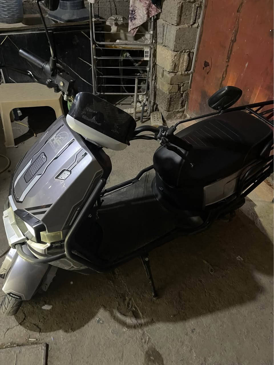 السلام عليكم ورحمة الله وبركاته دراجه شحن ماتركسام عيون للبيع 6 بطاريات تمشيك مسافه 50 كيلو بتطبيق ويز سرعتها 80 حقيقي ماخذها ب مليون و200 وصل المعرض موجود المواصفات :1 دبل اشاره 2- نضام الرجوع للخلف 3- قاطع دوره4- 3 سرعات موضح بالفيدو والصور 5- لايت زنون عالي ناصي 6- نضام فصل الكهرباء عند اكتمال الشحن7-درع8- جنطه خلفيه وياها اني شايلها لان ماحتاجها تجي بنفسك كلب وشوف 9- اشاره يمنه يسره 

/السعر 975 بيها مجال بسيط/ مكاني بغداد البياع رقمي / *********** بي واتساب بغداد, العراق
