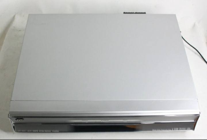 هذا الجهاز هو مشغل ومسجل 3 في 1 من شركة JVC (طراز DR-MX1SE).
يتميز هذا الجهاز بقدرات متعددة، تشمل:

مسجل فيديو VHS: لتشغيل وتسجيل أشرطة الفيديو القديمة.

مشغل ومسجل DVD: لتشغيل أقراص DVD وتسجيل المحتوى عليها.

قرص صلب داخلي (HDD): بسعة 160 جيجابايت، مما يتيح تسجيل ما يصل إلى 300 ساعة من المحتوى. 

كما يدعم الجهاز خاصية "النسخ بـ 6 طرق"، والتي تسمح بنقل المحتوى مباشرة من أشرطة VHS إلى القرص الصلب أو أقراص DVD.


**إذا كنت صاحب هذا الإعلان وتريد حذفه لأي سبب، رجاءا أرسل رسالة إلى الدعم الفني**