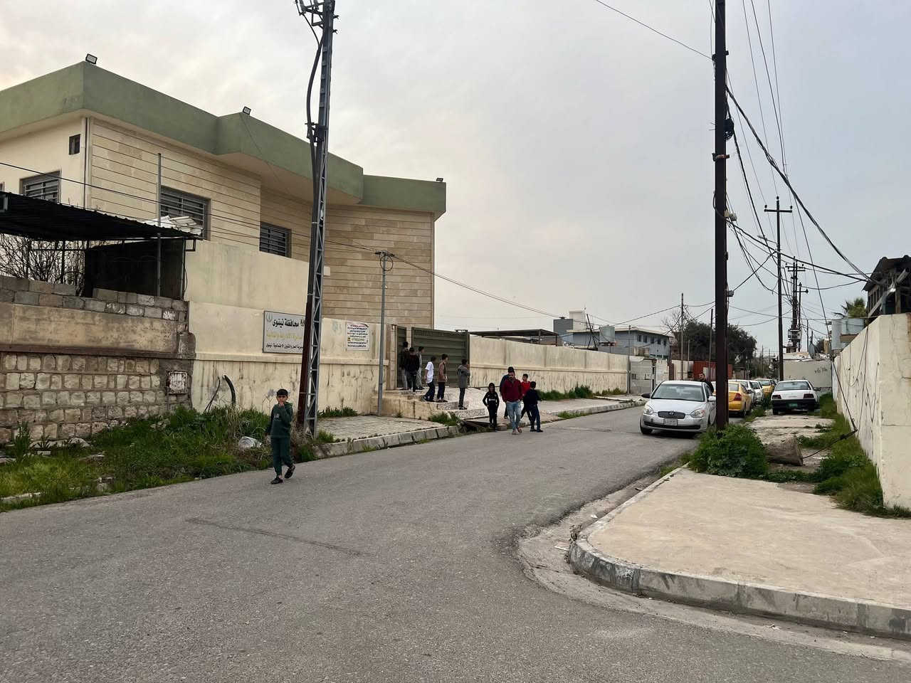 بيت للبيع الموصل (حي المحاربين)خلف دار العجزة  
قرب اعدادية الشهيدة نجوى + متوسطة 
المساحة 224 متر الواجهة 13 متر / الدار طابقين 
يحتوي على 6 غرف نوم + هول عدد 2 + استقبال+ مطبخ + صحيات 
سند ملك صرف طابو الزهور شرط التحويل 
شارع واسع 12 متر / فرع هادئ يمين ويسار ومقابل الدار ماكو جار 
بسعر مناسب جداً بحساب ارض والبيت صالح للسكن 
اكتب تم يصلك سعر المتر مباشرةً 
***********
***********
