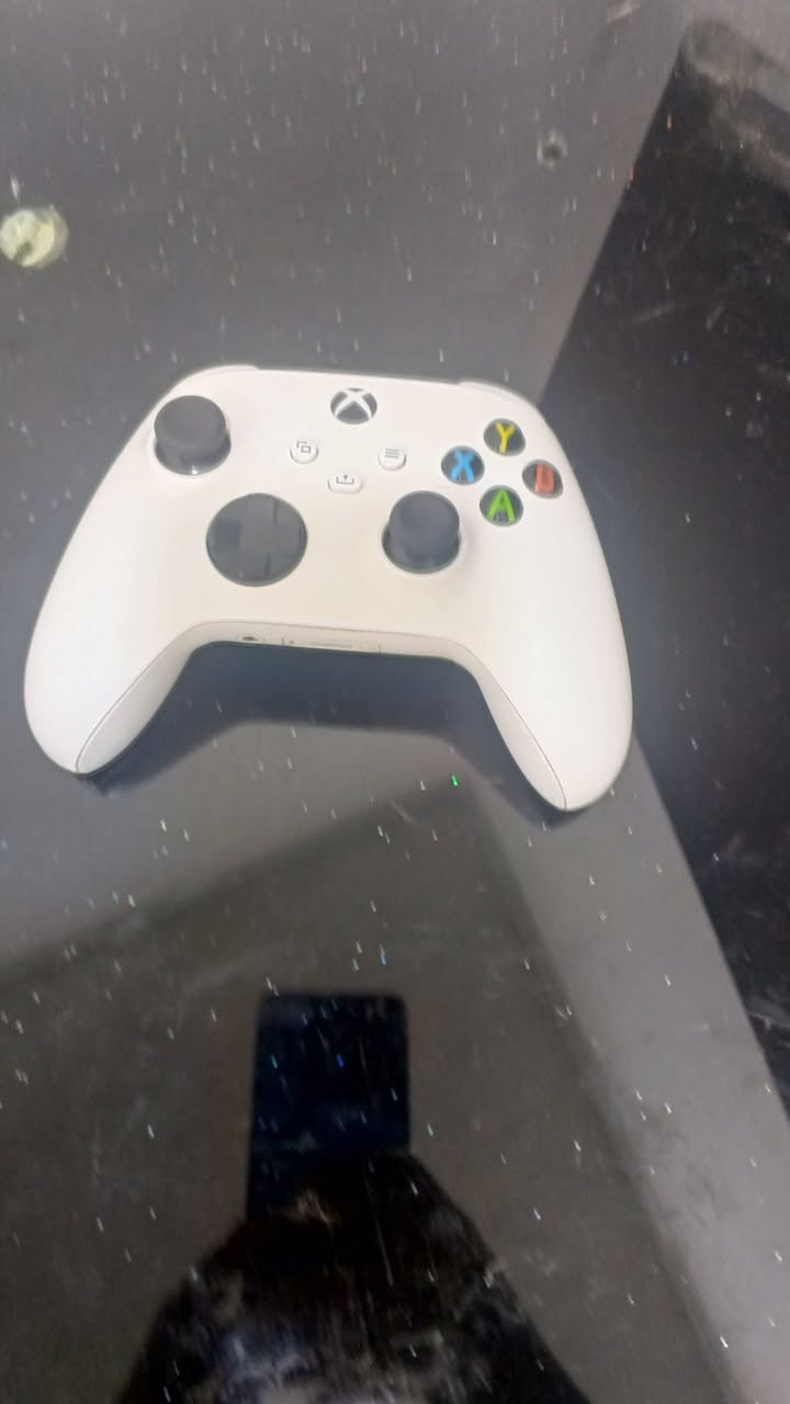 سلام عليكم 
Xbox series s 
كلش نضيفه 
مع كامل ملحقات
سعر 375 
 متوفر توصيل 
مكاني موصل
*********** واتساب
