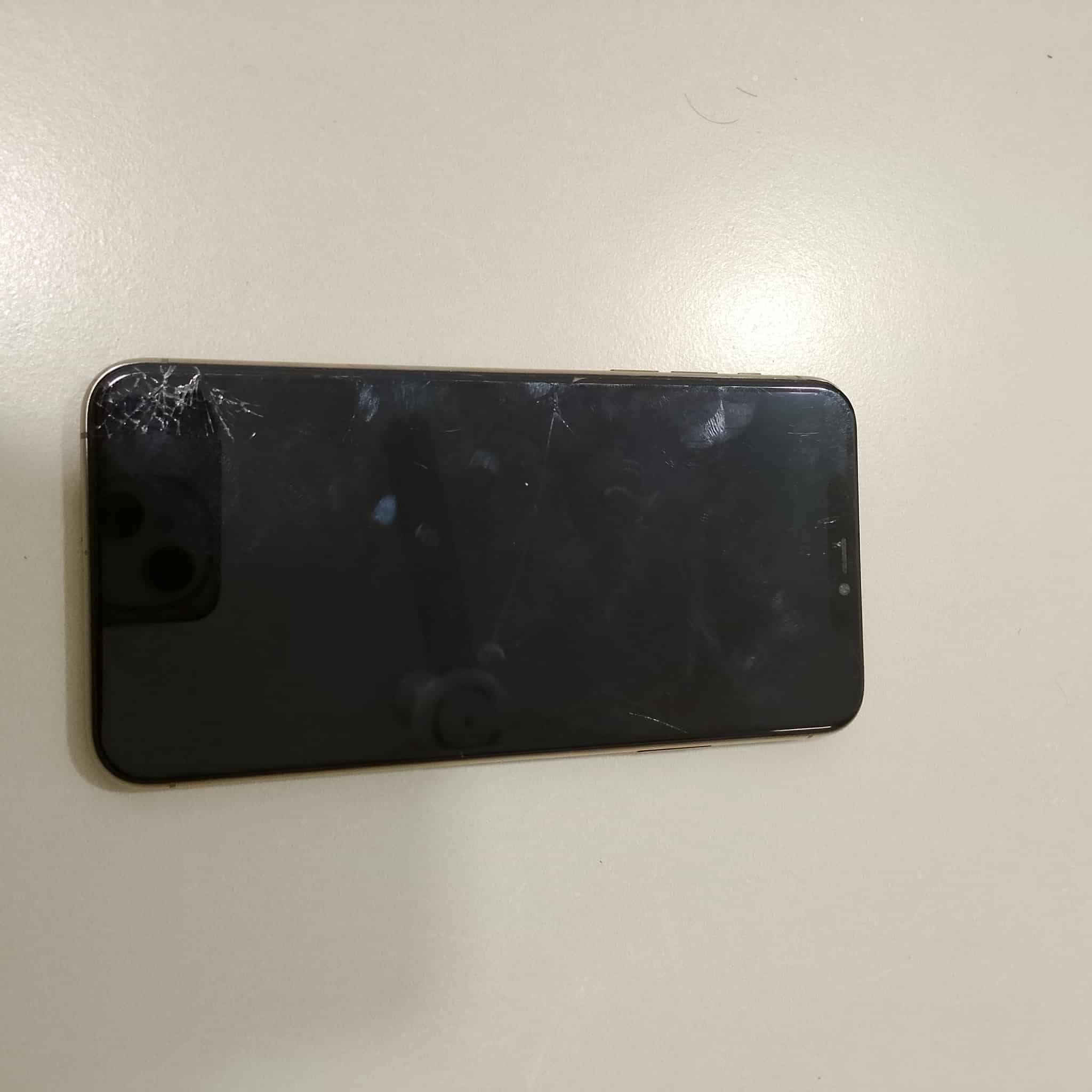 سلام عليكم
ايفون ١١ برو ماكس 

ذاكره 256 

نظيف الجهاز 

مكسورة كلاسة مالته فقط 
تتبدل بدون فتح الجهاز 

السعر ٤٠٠  وبي مجال للشراي

العنوان بغداد المحمودية ناحية الرشيد 

الرقم ***********
