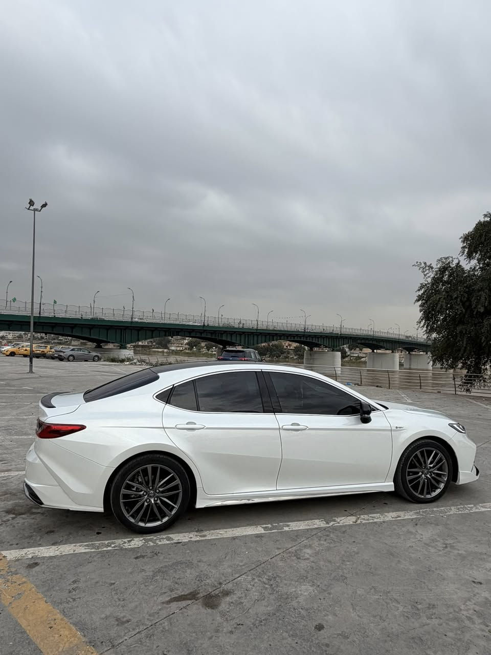 � للبيع — Toyota Camry 2025 (تجميع الصين) فل مواصفات 🔥

سيارة أنيقة + عملية + مريحة، مناسبة للاستخدام اليومي والسفر، بحالة ممتازة جداً 👌

✨ الموديل: 2025
✨ النوع: كامري (الجيل الجديد)
✨ المواصفات: فل كامل (Full Optin)

🔧 المحرك والأداء:

 • محرك 2.5 لتر + نظام هايبرد
 • قوة تقريباً 230 حصان  
 • دفع أمامي + قير أوتوماتيك
 • صرفية وقود اقتصادية جداً

💎 المميزات والتجهيزات:

 • شاشة وسطية كبيرة + شاشة عدادات ديجيتال (12.3 إنج)  
 • هيد أب ديسبلاي (HUD)
 • فتحة سقف بانوراما تيسلا (دبل)
 • مقاعد جلد وشاموه كهربائية + تبريد وتسخين
 • ذاكرة مقاعد
 • شحن لاسلكي
 • تشغيل بصمة + دخول ذكي
 • كاميرا خلفية + حساسات أمامي/خلفي
 • مثبت سرعة راداري + الحفاظ على المسار
 • نظام النقطة العمياء
 • مكيف أوتوماتيك مزدوج + فلتر هواء PM2.5
     •        مقود كهرباء +ذاكرة تخزين
     •       5 كامرات محيطية
     •       4مودات قيادة
     •       داتاشو الجامة الامامية
                
🚗 التصميم:

 • شكل رياضي حديث وشبك أمامي جريء
 • جنوط ألمنيوم 18 إنج  
 • إضاءة LED كاملة

💡 مميزات عامة:

 • سيارة مريحة جداً وعملية
 • تكنولوجيا حديثة + أمان عالي
 • خيار اقتصادي مع أداء قوي
 • من أجمل نسخ الكامري الجديدة
📍موقع السيارة بغداد الكاظمية📍
📍 السيارة جاهزة للفحص سعر السيارة 280$
📞 للجادين فقط ***********
                               078386283
