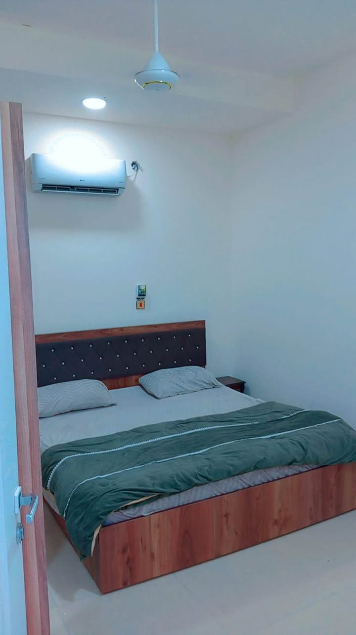 السلام عليكم توجد شقه للإيجار مؤثثه فول تحتوي على غرفتين نوم وصاله وخدمات العنوان المنصور / حي المهندسين الاميرات  للاستفسار  أكثر
*********** بغداد, العراق
