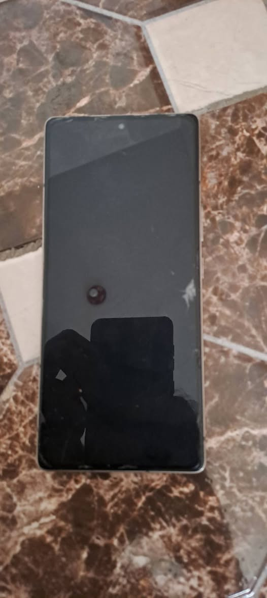 انفنكس نوت 50 برو رام 12+6 ذاكرة 256  بيه ضربة بالشاشة شغال طبيعي خفيف مثل المي طبعا ما يحتاج تبدل شاشة عاملت عليها ب ٦٠ لكن من الأمانة ان ابلغ واكول شنو بيه للعلم ماخذه جديد على أيدي كارتونته وياه والي يحب يطابق الرقم السري بالكارتونة مع الجهاز ما عندي مشكلة رايده ب ٢٥٠ راسلني خاص لو كان عندك نية للشراء المكان الكوت


**إذا كنت صاحب هذا الإعلان وتريد حذفه لأي سبب، رجاءا أرسل رسالة إلى الدعم الفني**