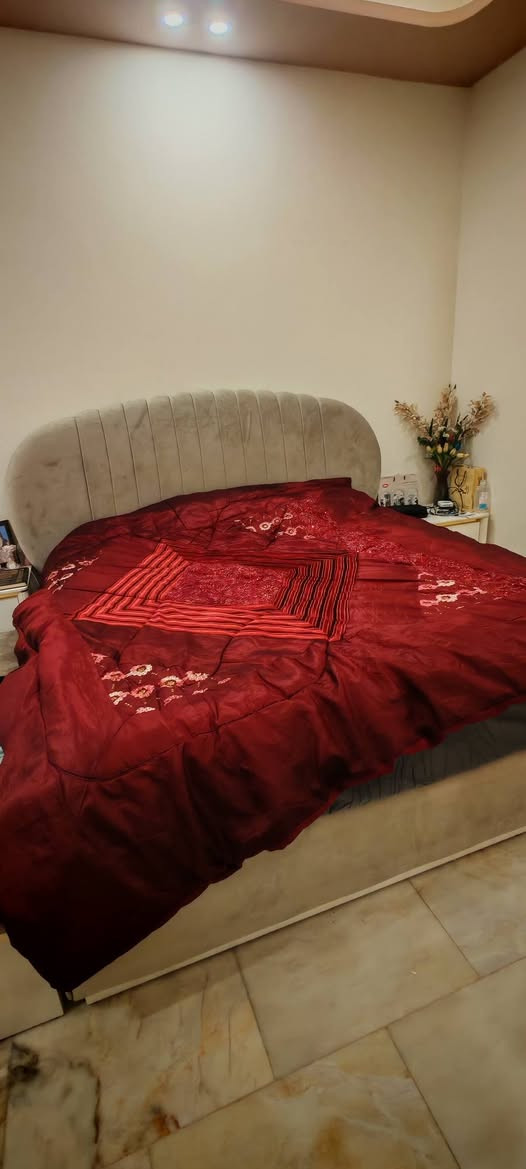 السلام عليكم
غرفة نوم تركي مستورد مو عراقي  ٩ قطع من هوم سنتر وصل موجود وي الصور

كنتور ست بيبان مرايات
تخت نفرين مع طاولات جانبية جرارة وحدة
شازلون مع جرارات ثنين
ميز مرايا مع جرارات ثنين وديلاب بابين
دولاب جرارات كبيرة اربعة
طبلة ميز
مرايا دوارة مع تعلاكة بالخلف

الغرفة مابيها شخط بعدها بنايلون مع سرير اصلي سبرنغ ومخدات السعر مليون وتسعمية 1,940,000

  بغداد حي الخضراء ***********
