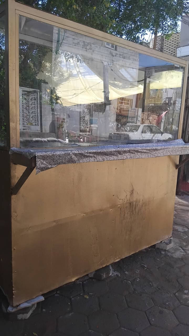 سلام عليكم ميز كافتريا +طباخ وغراض كامله طاوات صوندات طباخ عينين اصلي تسكام صواني مال فلافل تخته ثرم يعني غراض كافتريا كاملات للبيع 200 وبيهن مجال 
للتواصل خاص او ***********
