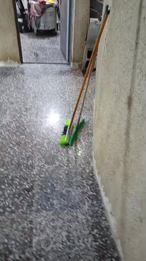 D‏بيت طابقين مسلح مساحتة 200 م٢ واجهه 10م نزال 20 م
‏الطابق الاول يحتوي غرفتين نوم /صالة كبيرة/ استقبال/ مطبخ يحتاج سيراميك فقط/ حمامات عدد 2 / كراج / ترك حول البيت
‏الطابق الثاني يحتوي غرفتين نوم/ صالة كبيرة/استقبال/ مطبخ/ حمامات/طرمه
‏كل طابق الكهرباء مالته منفصلة بوحده
للاستفسار اتصال او واتساب ع الرقم

***********
