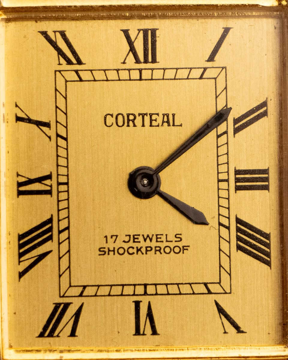 CORTEAL 17 JEWELLERY TANK 1960
من التصاميم الشهيره والآيقونيه ديزاين كارتيه تانك من شركه كورتيال 
تصميم كلاسيكي بعلبه مستطيله وأرقام رومانيه 

🕟 ميناء بلون الشمبانيه جدا مميزه وأنيقه

🕟 ماكنه تعمل بنظام اللف اليدوي ( ميكانيك -كوك)

🕟 17 جوهره
🕟الرقم المرجعي 9384556

🕟 زميلك زفير أزرق 

🕟طلاء ذهبي

🕟سير جلد طبيعي أصلي متناسق مع هذا النوع من التصاميم 

🕟 تصميم كارتيه تانك مستوحاة من الدبابه الفرنسيه

🕟 ارقام رومانيه مع نظام ميلين 

🕟قطر الساعه كلاسيك

🕟نتعذر عن عدم ذكر السعر لتجنب الحظر 

خدمه توصيل متوفره لجميع محافظات العراق 
#ساعت_شیک
#ساعات_فخمه #vintagewatch #rolex #explore


**إذا كنت صاحب هذا الإعلان وتريد حذفه لأي سبب، رجاءا أرسل رسالة إلى الدعم الفني**