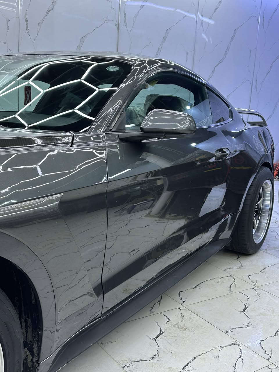 مرحبا شباب
فورد موستانك ايكو بوست بريميوم ٤ سلندر 
موديل ٢٠١٧ حادثها جاملغ خلفي وقبغ جنطه كلش خفيف وخشم البنيد 
وهنا صبغت الجاملغ الخلفي جهة الثانيه يعني نكول ٤ قطع 
صور الحادث موجوده 
محدث بنيد كاربون فايبر الياف بجم شيلبي 
بدون ايرباك .. بدون ايرباك اكرر 
عليها بك لايت سموك 
كت شيلبي 
ويل ويلد طرحه جديده 
عطاس تيربو 
سياره كامله مناقصها شي فقط تلحيضات بسيطه 
ادامه كامله سعرها ١١٨ وبيها مجال بسيط بيع او مراوس عادي وانطي فرق مكاني سيديه او بوعيثه ***********
