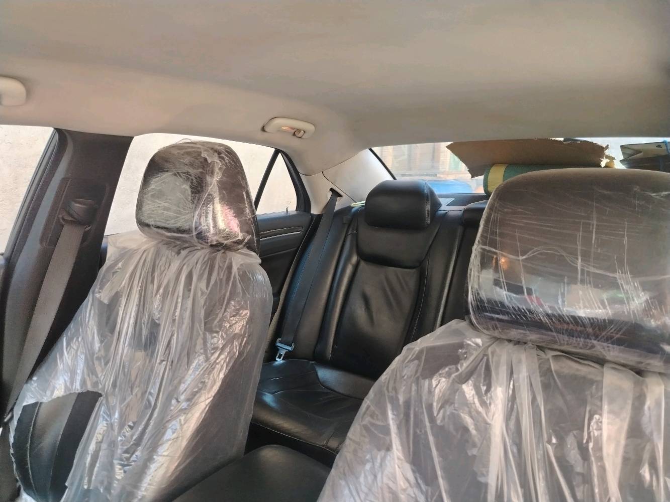 السيارة المعروضة هي سيارة اوباما فخمة بيضاء اللون بحالة جيدة جداً. تتميز السيارة بمقصورة داخلية مغطاة بالجلد الأسود ومجهزة بشاشة معلومات وترفيه، كما توجد ميزات تحكم متعددة تشمل تكييف هواء ومشغل راديو. الإضافات الداخلية تشمل دنغم ومساند رأس مغطاة بالبلاستيك للحماية. السيارة متوفرة للبيع الآن لمن يرغب في امتلاك سيارة مريحة وفاخرة لأغراض التنقل اليومية أو الرحلات الطويلة.