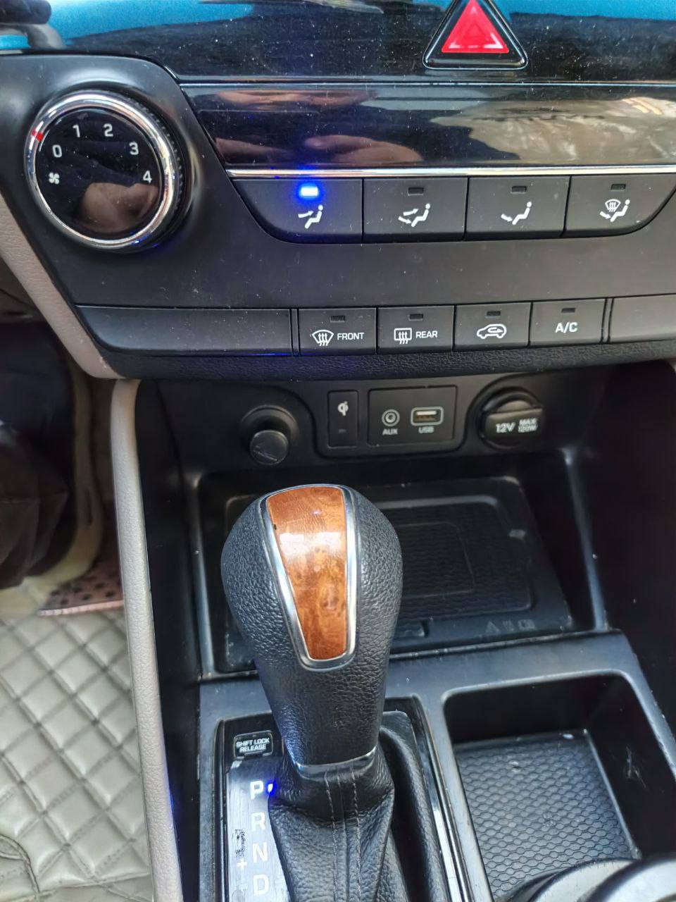 السلام عليكم
للبيع توسان (توكسان) 2019 وارد خليجي ماشية 119 مكفوله كفاله عامه عدا تكحيل بسيط بالصندوك والسونار مرفق بالمنشور رقمها بغداد السيارة تحويل ثاني يوم هزه براد وارقام وسنويه كله جديد مناقصها دينار تشغل وتطلع 

ملاحضه (صدر جديد مكينه وكير  وتبريد وتدفئة مكفولات كفاله عامه تخم تاير جديد) 

مواصفات السياره

داخل لونين مطعم خشب صاج

بانوراما فتحتين 

بصمه تشغيل 

بصمه ابواب

كرسي السائق كهرباء 

مري شفط

حساسات

تبريد قطعتين

دبل تحكمات ستيرن

محرك دوش

شحن لاسلكي 

مري شفط

ويل 18 كروم 
 
السيارة احلا من الصور استخدام شخصي 
نضيفه مكفوله من الزنجار والخياس افحص وين ميعجبك 
( اخوان السعر 210$ وبيهه مجال بسيط للشراي السياره كفاله عامه 

للاستفسار اكثر 

*********** مكان السياره بغداد الكرخ حي الجهاد
