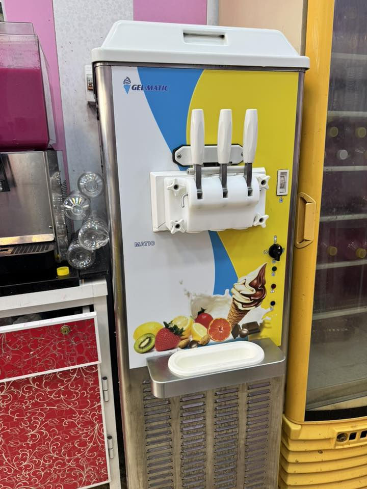 مكينة ايس كريم ايطالية مستخدمة 
السعر 45 ورقة بيها مجال بسيط  للاستفسار على الرقم 
***********
