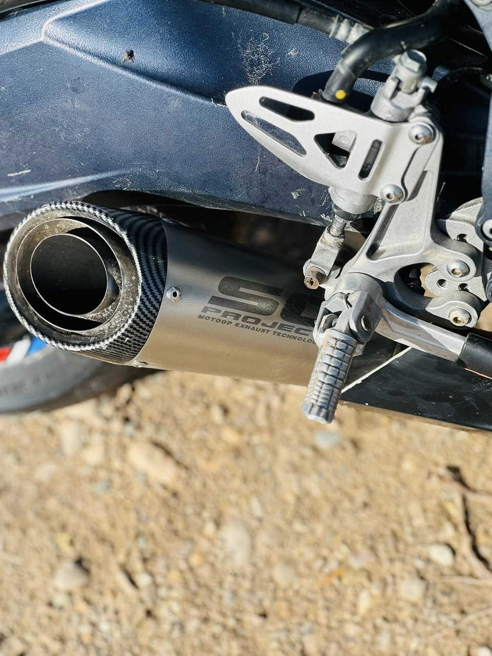 السلام عليكم اخواني دراجه (GSXR) او جكسر معروفه للبيع مبرومجه 3 مودات طلقات نار صالنصه عليها (SC)  طرب صوتها كلش عالي و حلو موديل 2016  فجوج (برنبو ) دراجه جاهزه و خير من الله بدون أوراق مكاتبه فقط دهن قبل يومين مبدل كله امزويل و بانزين محسن مبدل بيها كور و بيها نقص كفر  مال الصفحه السيره بس السعر 32  و بيها مجال قليل حق الجيه تره ماكو جكسر بهيج سعر مكاني بغداد للاستفسار اكثر الاتصال ع الرقم *********** واتساب
