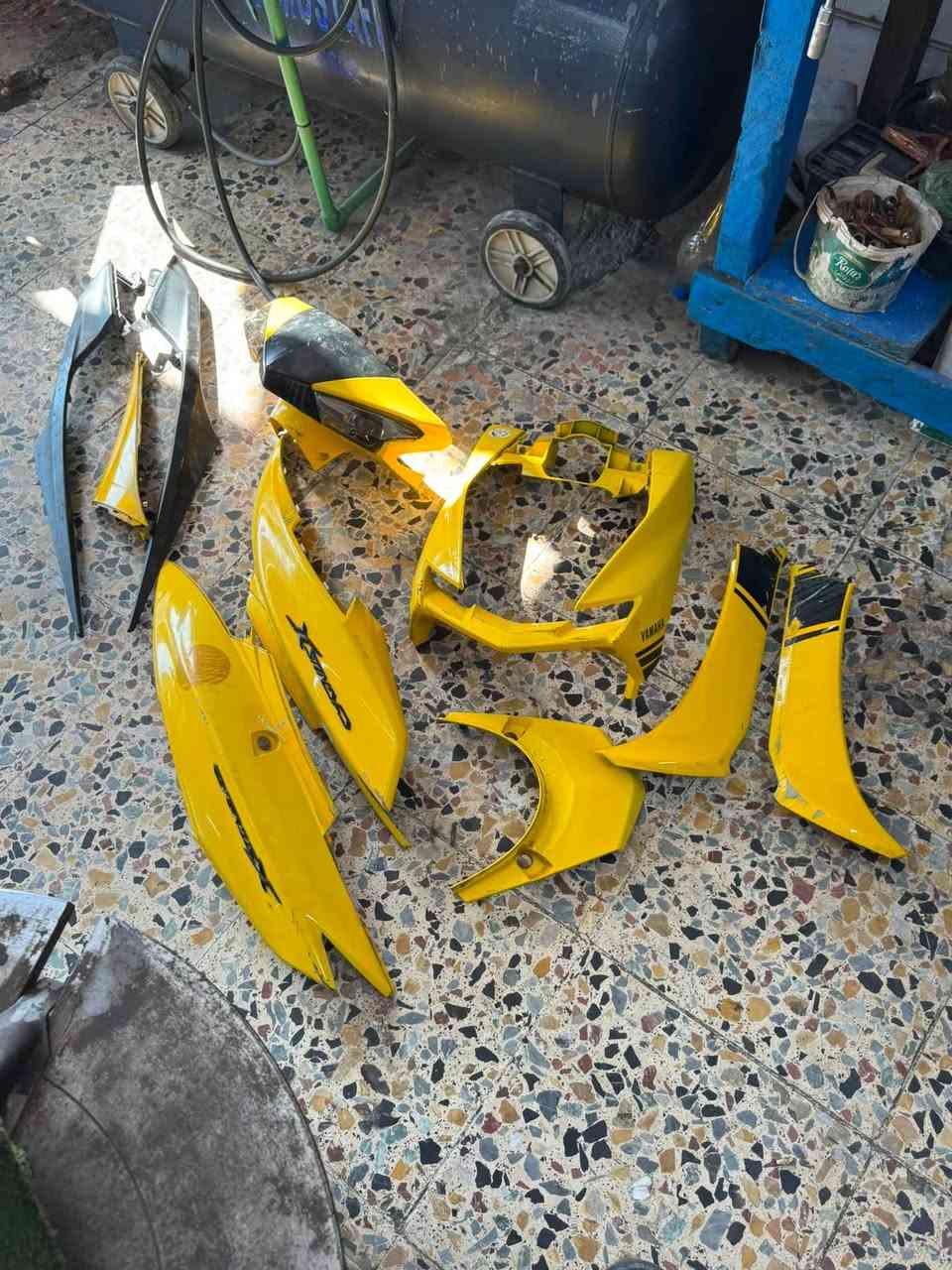 السلام عليكم
كفر كامل عدا الجاملغ مال سكنز شمعه مال رمبه ختم واحد فقط البچم يرادله تصليح بسيطط 

***********
