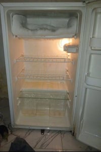 ثلاجه مكتبيه فول تجميد مداخله صيانه وثلجها فول حاليا موعها . 077001950...