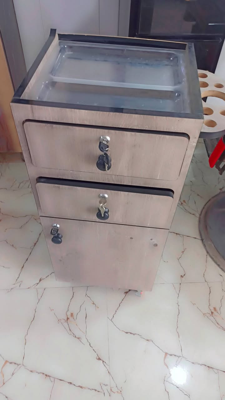 مرايات ثنين هنه وجراراتهن او كراسي ثنين ما مستخدمات او بخار ما مستخدم او ميز جرارات هم كلش نضيف المكان بابل ***********
