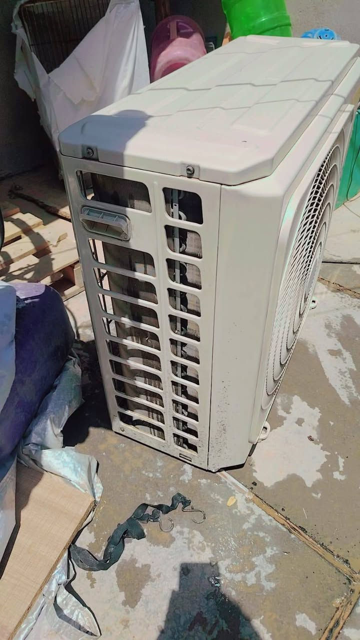 السلام عليكم سبلت للبيع النوع توسوت طن ونص انفيرتر المكان بغداد هاتف *********** السعر ٤٠٠
