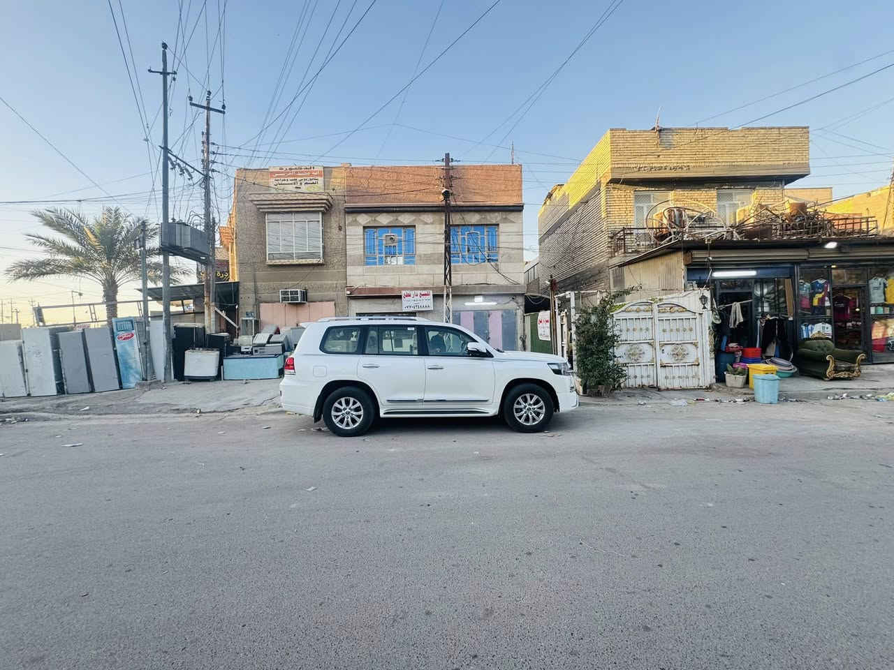 السلام عليكم دار مع مشتمل ومحلات ثنين  مساحة 300 متر جبها 10 نزال 30 ملك صرف الشعب الجزائر 
على  شارعين ركن سند مستقل السعر 450 مليون 
هـ***********
