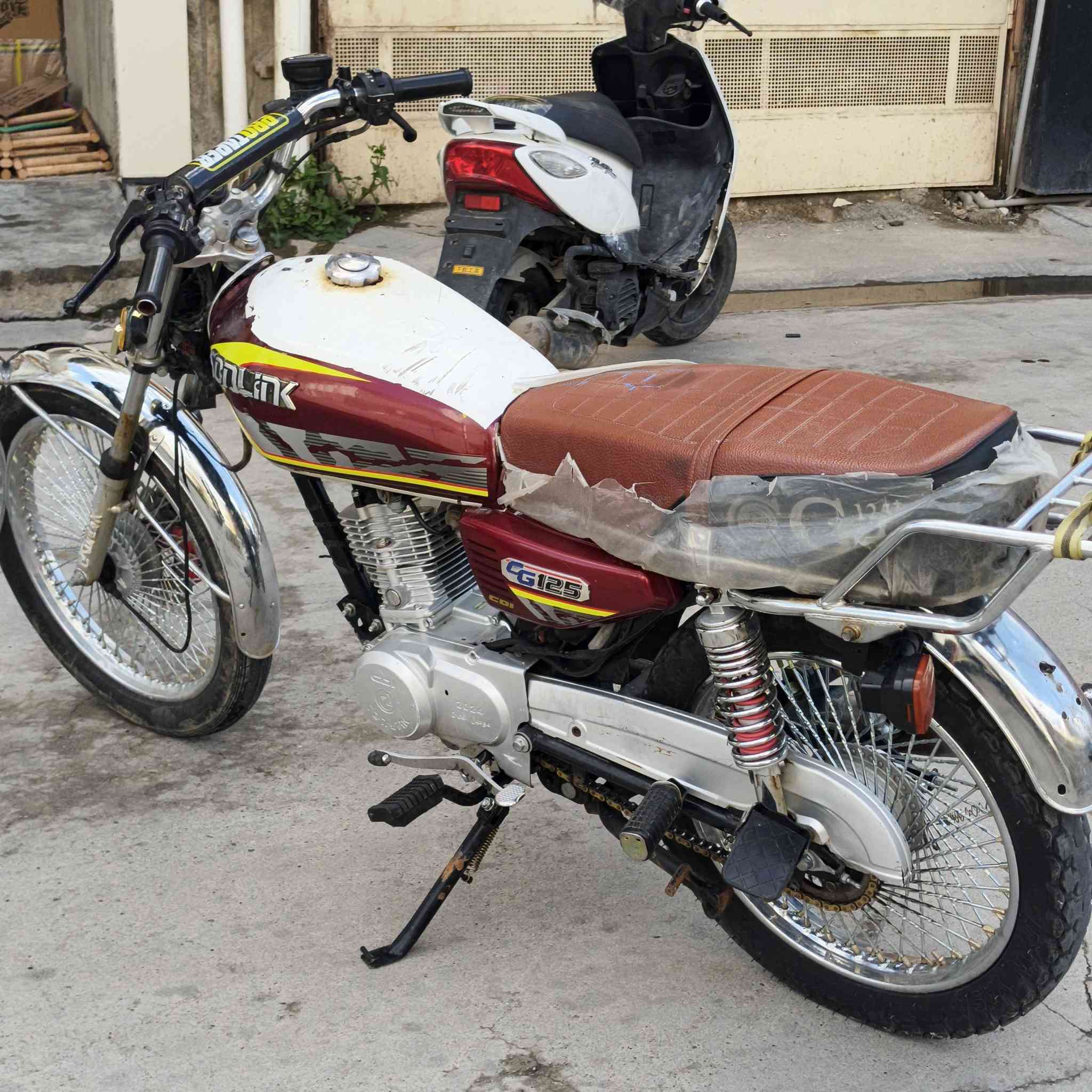 سلام عليكم اخوان عندي هايي دراجة للبيع موديل 2024 محرك مفتوح اخرس كل شي جديد امبدل سعر 375 بي مجال ***********
