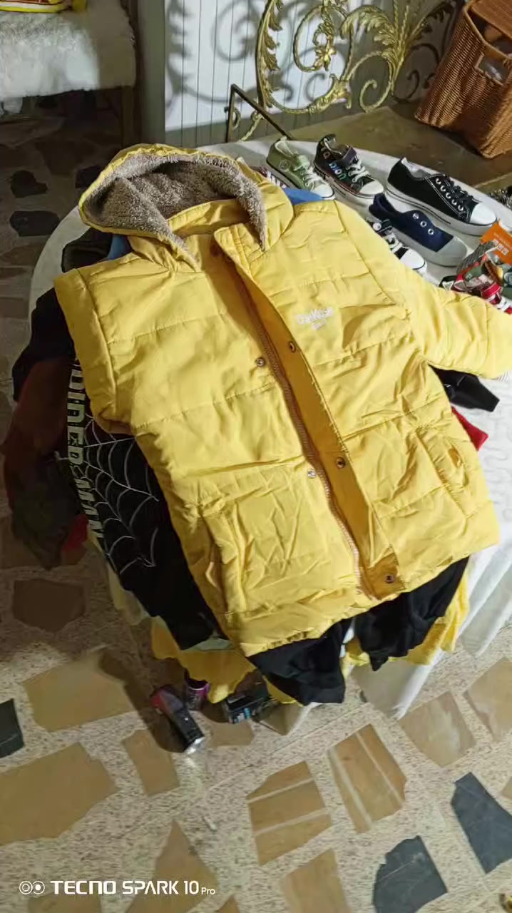 دوکانم هەلگرتیتەوە  قات و حزیەی مندالانم هەیە لەگەل پیلاوی هەموو پیکەوە دەفرۆشم هەرکەسێک ویستی لە خزمەتم ***********
