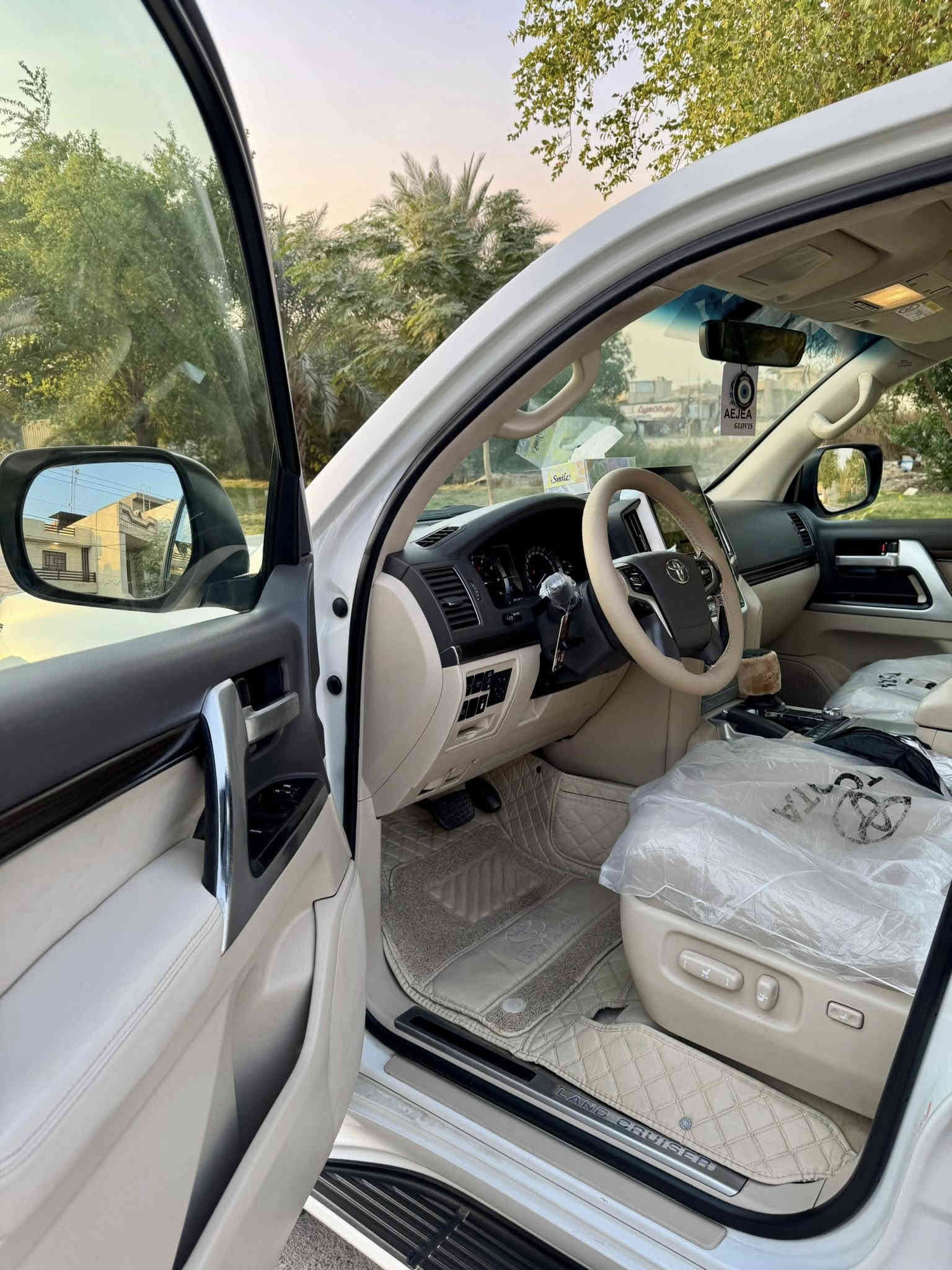 السلام عليكم تويوتا لاندكروز 2019 VXR 5700 محرك لكزز السيارة فول موصفات دشبول ليزري كشنات جلد كهرباء بصمة فتحة شاشة كبيرة كامرة خلفية ماوسات تحكم حساسات امامية خلفية 7 راكب وباقي الموصفات المعروفة السيارة مكفولة كفالة عامة عدا شوية بارد بل باب الخلفي فقط المكان بغداد السيدية السعر 555 وبيها مجال حك  الجية رقمي ***********
