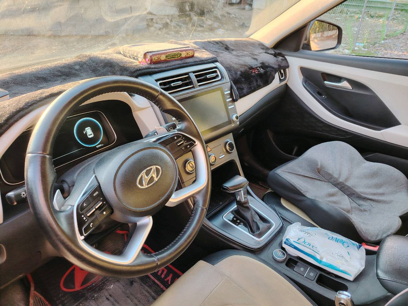 سيارة هيونداي كريتا، بحالة ممتازة، جاهزة للبيع. تصميم خارجي عصري وجذاب مع لون أسود أنيق. الداخلية فخمة مع مقاعد مريحة ولوحة تحكم حديثة. مثالية للعائلات أو للاستخدام اليومي.