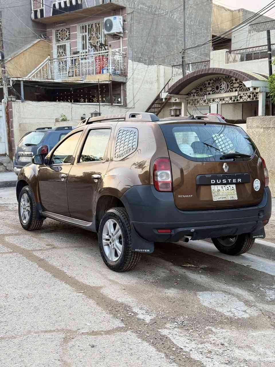 السلام عليكم رينو داستر 2016 
اللون جوزي قهوائي 
سياره مصروف عليها هوايه ورقم مميز  ومرتبه كشنات جلد مقاعد جلد  ومناقصه من اي شي سياره على ايدي من 15 الف كم ماشيه حالياً 93 الف كم حداديه كامله طستها حلوه سياره بدون قطره صبغ بيها كم طخه بسيطه سنويه تسقط 2027 بأسمي شرط اليشتري ثاني يوم احولها باسمه سياره عليها ويل سافران اصلي، معروف على الداستر الدوانز بالصيف بهاي سياره تنسى والخمده هم تنساها سياره شلعه ومعدل وضع المكينه على بلاد الشركه ممفتوح بي برغي والكير ايضاً ودهن الكير مبدله حسب المواصفه مال شركه سياره تاخذها تدعيلي غير الدهن والبانزين ربع متصرف فوكاها صيانتها الدوريه جنت بالشركه وبعدها حولت يم الملك مصطفى باسل التركماني وع ايده كل صيانتها حسب موعدها سياره اربع سماعات وشادلها كامره واسعه وشاشه اندرويد بنظام كار بلي واندرويد اوتو بس شاشه ب200 الف شادها عدى باقي تفاصيلها 
عنوان سياره: بغداد 
سعر :85 وبيها مجال بسيط حك جيه 
رقم الهاتف: ***********
