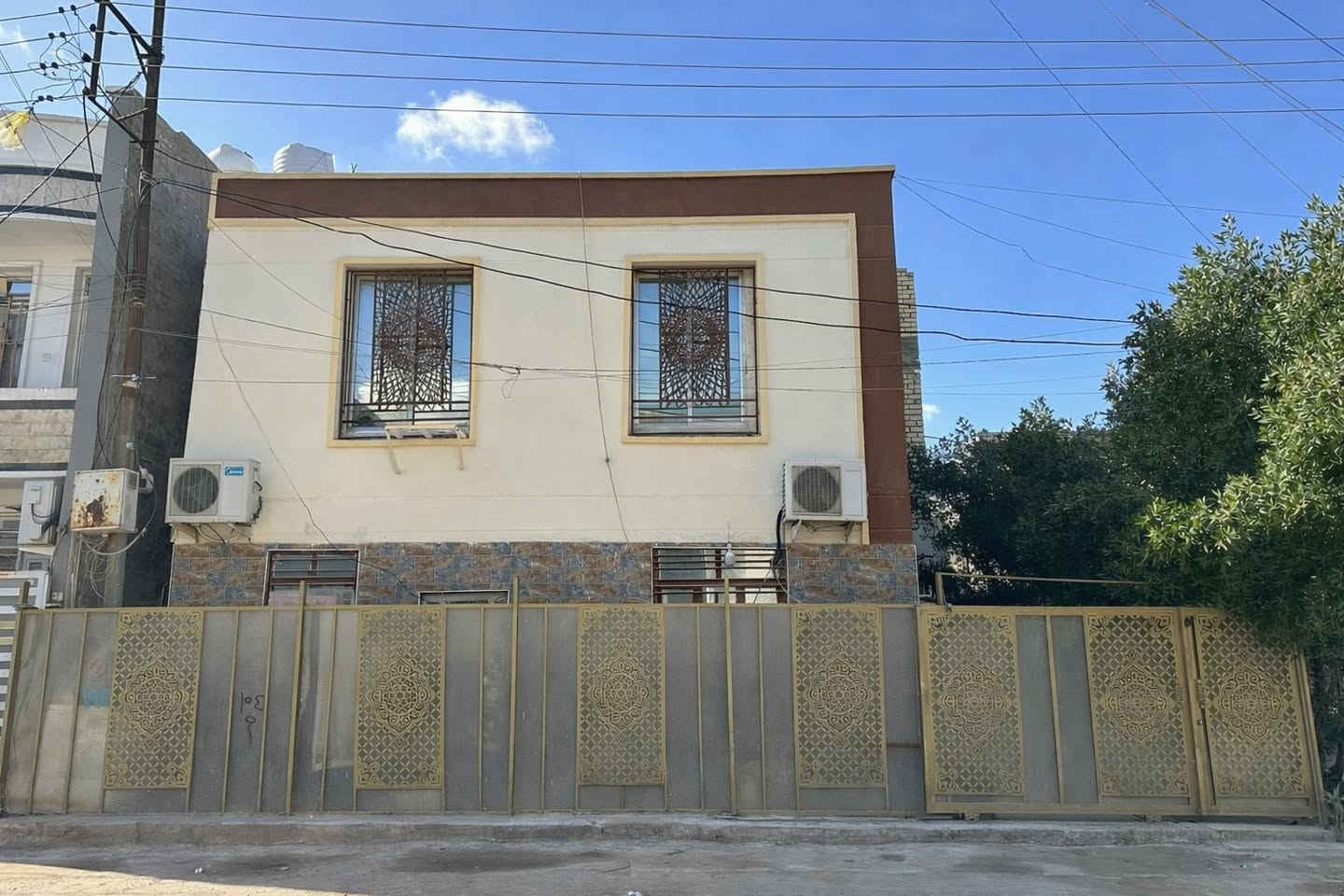 دار للبيع المساحة 100 متر ركن على شارعين يحتوي بالطابق الاول استقبال+صالة +مطبخ+حمام خارجي داخلي
يحتوي بالطابق الثاني غرفة كبيرة7*3.5+حمامات
 العنوان شارع المصافي شارع مستشفى الدورة الاهلي شارع اسواق بوتو قرب السدة
***********
