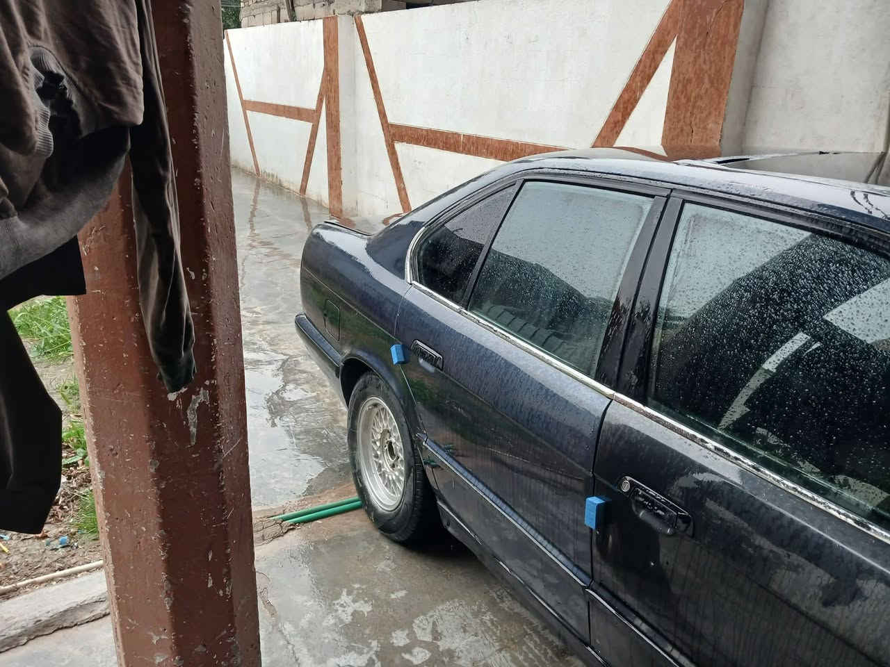 سلام عليكم ورحمة الله وبركاته  𝑩𝑴𝑾موديل91حجم535مفتوح كير اوتماتيك شرط جدد صدر جديد صارلي 4ايام من شاده خلفي امامي تخم تاير ويل كب  غرفته حلوه بس عوزه ترتيب شويه كشره يخبل بيهه باب اوجاملق بيهه تاير مكسور قاعده دبل مشلوعه بيبهه جنه بل شلعه  مكاني صلاح الدين الضلوعيه ***********
