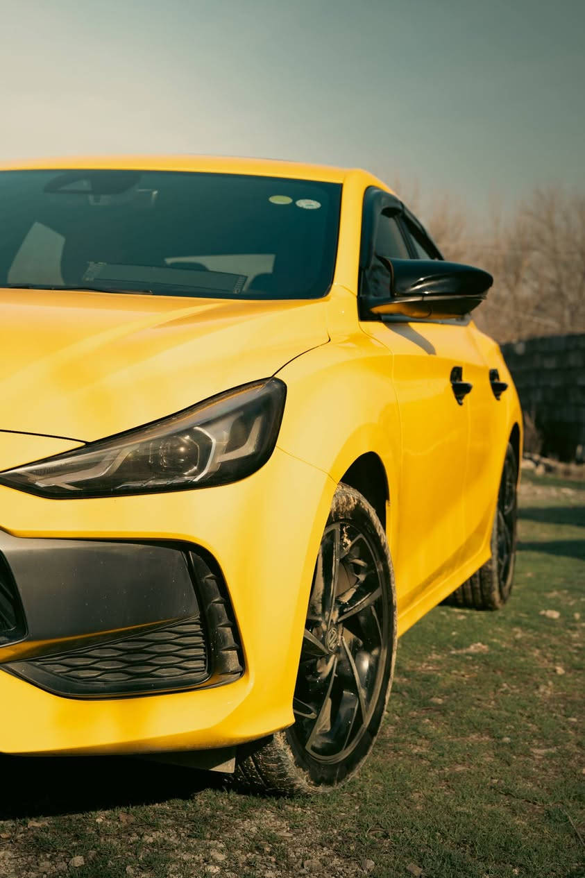 MG GT 2022
خلیجیە و لە شەریکە مانگی ١١ی ٢٠٢٤ ڕاکێشراوە
یەک دەستە
٤٦،٠٠٠کم ڕۆشتووە
نزیکی ٥ ساڵ زەمانی شەریکەی ماوە بۆ گێڕ و مەکینە و کارەباییش، و هەموو سێرڤسێک لە شەریکە کراوە
تەنها بەنزینی سوپەری هەواری تێکراوە
٢٠،٠٠٠ جارێک تەنکی پاک کراوەتەوە
فول مواسەفاتە:
مەکینە 1.5 تۆربۆ
١٨٠ هۆرسپاوەر
٢٥٠ نیوتن مەتر تۆرک
٧ گێڕی ئۆتۆماتیک دەبڵ کلاج
گێڕ ئۆتۆماتیک و عادی بە پادڵ شەفت
سەقف سڵاید
لایتی عەدەسە و زینۆن
لایتی ڕۆژ و ئیشارەتی لید
تایەی ١٧ ئینچ
کامل جوانکاریی دەرەوەی بۆ کراوە
جامەکان و سڵایدەکەش حاسەیە و دەست پێوەی نابێت 

کوشنی جلد ڕەش و سور
کوشنی سایەق کارەبایی بە ٦ جۆر
گێڕی کارەبایی
سکان کارەبایی
ئەوتۆهۆڵد
هیڵ ئەسیست
برێک کارەبایی
ئاوێنەی هیتەر 

ڕاداری پێشەوە کە ئەگەر سەیاری پێشەوەت خاو ببێتەوە یان شتێک بێتە بردەمت ئاگادارت ئەکاتەوە
خەتی جادە
کامێرای ٣٦٠
حاسەی دواوەی هەیە بۆ پارکینگ
٦ ئەیرباگە
تەحدید سورعە
٤ تایەی برجستۆنی لۆکی بۆ دانراوە
هەر چوار بانسەکەی لە شەریکە گۆڕاوە و تازەی بۆ دانراوە 

گاعی شەریکەی لەگەڵە ڕەش
سێتێکی تریش هەر گاعی شەریکەی لەگەڵە جلد بێجی 

چەمەلەغی پێشەوە لای سایەق لێی دراوە، لێم کردۆتەوە دانەیەکی تازەم لە شەریکە بۆ داوا کردووە و خستوومەتە سەری. انشاللە بە نسیبی هەرکەس بوو چەمەلەغەکەشی ببات لای تەعدیل چییەک یان پی دی ئاڕ چاکی کاتەوە بۆیەی ناوێت بۆیاخەکەی هیچ نەڕۆشتووە.
یەک دوو قەڵەمکاریی هەیە هیچی لە نینۆکێک گەورەتر نییە
یەک دوو چاڵی بچووکی هەیە لەسەر جادە وردە بەردی بەرکەوتووە، بۆیاخی نەڕۆشتووە. 

سەنەوی بە ناوی خۆمە و تا ٢٠٢٩ تازەکردنەوەی ناوێت
ویستیشت بیکەم بە ناوتەوە هەر کاتێک بێت لە خزمەتتام
سێتێک چاوی جامی پێشەوەی لەسەرە
جامی ڕەش کراوە بە پۆلۆرایزی ئەسڵ و کتابی جام ڕەشی هەیە تا نزیکی مانگی ٨
ئەگەر غرامەی تیا بێت تەبعەن انشاللە لەسەر خۆمە تا ئەو ڕۆژەی لای من بێت لەگەڵ بە ناو کردن واسڵی ئەکەم
کتابی جام ڕەشەکەشی تا بەسەر ئەچێت هەدیەی من بێت (بەڵام ئەبێت پێش ئەوە تازە بکرێتەوە یان لە دایرە لاببرێت، گەر نا غەرامەی لەسەرە) 

تا ئێستا فیتەری نەبینیوە و ناشیبینێت انشاللە، هەموو شتێکی لە شەریکە بۆ کراوە تەنانەت فڵچە گۆڕینیش 

بێ بەرمەجە دیلکۆی نەبووە تا ئێستا و تا لای خۆشم بێت ناهێڵم هەیبێت انشاللە
هیچ خەلەلێکی گێڕ و مەکینە و کارەبایی نییە و زەمانی نەک خۆم بەڵکو شەریکەشی لەگەڵە، خوا نەخواستە لای خۆشت هەر خەلەلێکی بۆ دروست بوو بیبە بۆ شەریکە بە یەک ڕۆژ بە خۆڕایی بۆت چاک ئەکەن 

بۆ دەرەوەی شار بۆ ١٠٠کم ٤ لیتر بۆ ٦ لیتر ئەخوات، حەسەب سیاقەتی خۆت.
بۆ ناوشار زۆرترە و تا ٩ لیتر ئەخوات، ئەویش حەسەب سیاقەتی خۆت و ئیستیحامی جادە. 

ماشاللە گێڕەکەی زۆر بەهێزە و جایرۆسکۆپی بۆدیشی هەیە، سوودی ئەوەیە کە ئەگەر بە هەورازا سەرکەویت یان دابەزیت ئەقڵەکە خۆی ئەزانێت و نە زوو گێڕ ئەگۆڕێت و نە لە لێژاییشدا ئەهێڵێت زەخت لەسەر بانسەکانت زۆر بێت. 

ئەو تایانەی لەسەریەتی خۆم بە تەڵەب خاس داوام کردووە و ئەو ڕۆژەی خستمە سەری ٦ مانگ بوو درووست کرابوو. جۆری برجستۆن ئیکۆدرایڤە، بەم تایانەوە کەمتریش بەنزین ئەخوات. 

خلیجییەکان ڕادیەتەریان لە چینییەکان گەورەترە بۆیە هەم مەکینەی باشتر سارد ئەکاتەوە و هەم تەبریدی زۆر سارد و مەعقولە، ناگاتە ٢ دەقە هەوای تەواو سارد ئەبێت. 

نرخی:
١١٣ گەلا و مەجالیشی تیایە
ژمارە تەلەفۆن:
0770 041 0009
0774 110 1112
