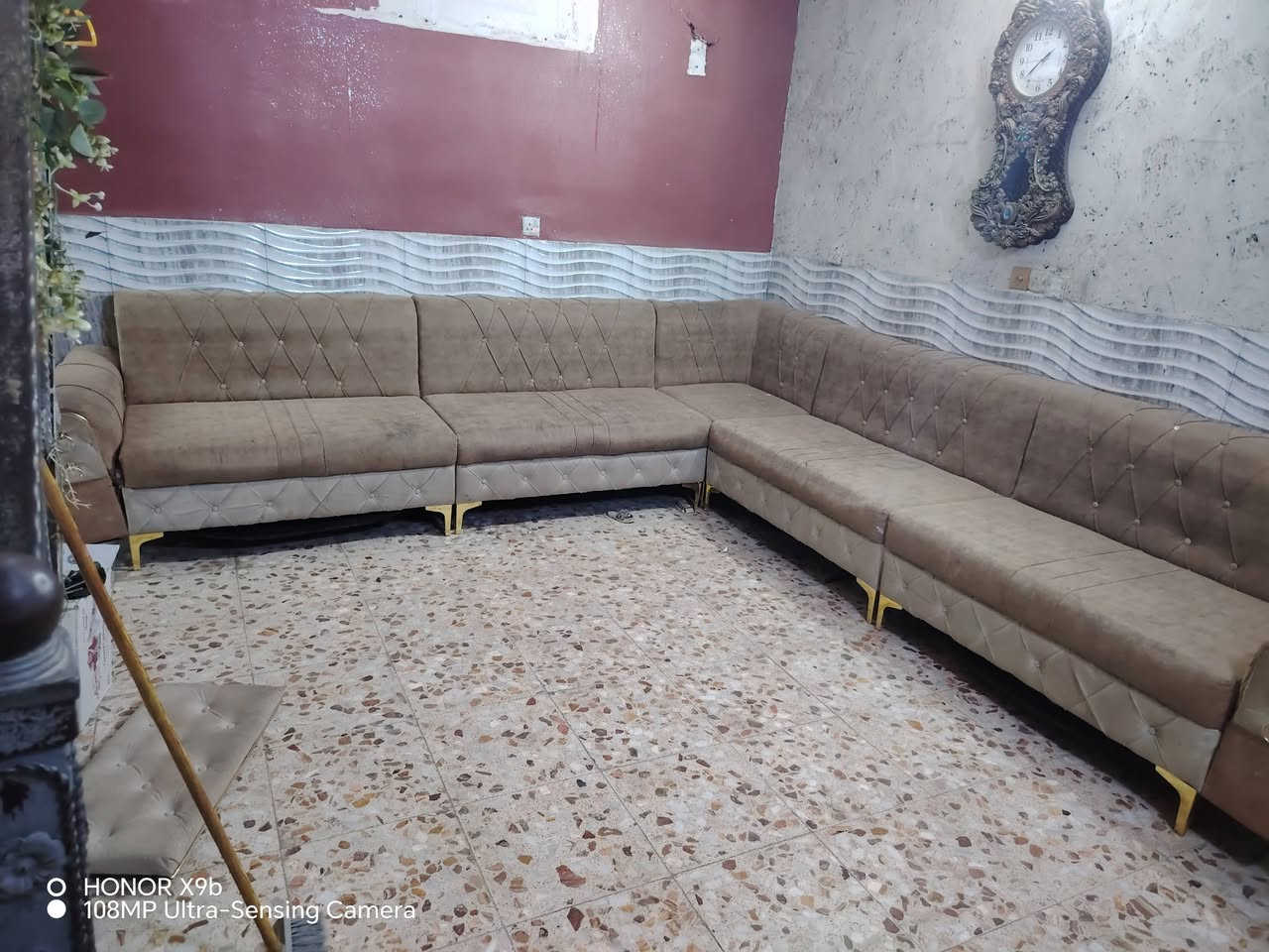 سلام عليكم ديوان وغرفه اخشاب للبيع غرفه نضيفه جدأ تفصال وممفتوحه صاج ومابيه اي ضرر غرفه ام سته طابقين تأخذه تكلي رحمله والديك مفصله بوقته ٤ملاين الله يشهد وهسه عارضه مليون نص بيه مجال وديون هم تفصال ١٠ مقاعد خشب عراقي ٣٥٠ وبيه مجال مكاني بغداد بياع شرطه الخامسة *********** وتساب واي استفسار
