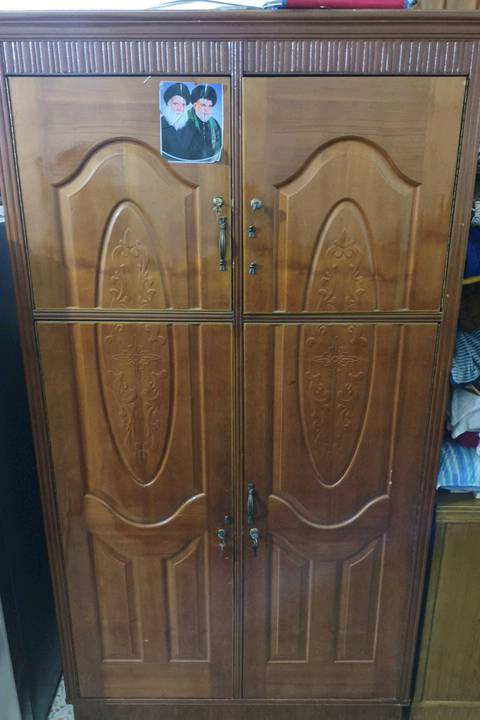 هذا كنتور خشبي أنيق، مصنوع من خشب متين، مناسب تمامًا للاستخدام في غرفة النوم لتخزين الملابس وغيرها من الأغراض الشخصية. التصميم يحتوي على أبواب بنقوش جميلة تُضفي لمسة كلاسيكية مميزة.