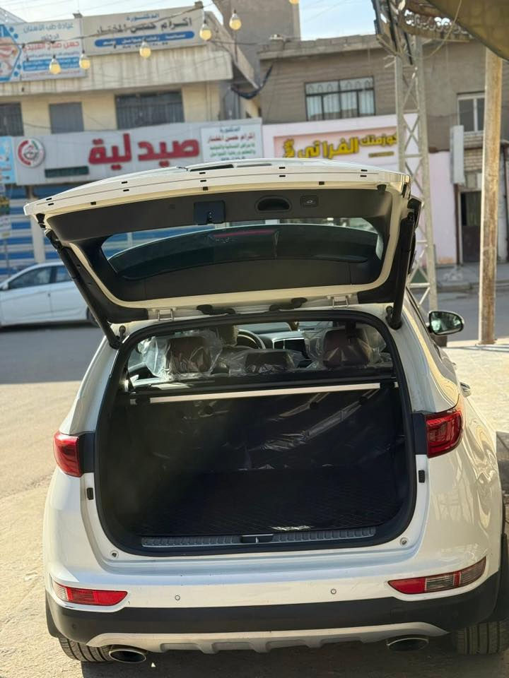 السلام عليكم سبورتج 2018خليجيه
جيتي لاين فول الفول 1/1مواصفات معروفه محرك 2400 السياره بيها طخه خفيفه ب الباب مال الجنطه وطخه بالدعاميه الخلفيه السياره ماشيه 90 الف 
العنوان شارع فلسطين للاستفسار الاتصال ع هذا الرقم ***********
