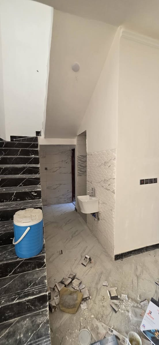 🏡 منزل للبيع – جزيرة_ باب الهواء مجاور المجمع الطبي
 يبعد عن الشارع العام 500 متر
مواصفات المنزل:

- 📐 المساحة: 200 متر مربع.
- 🏠 البناء: طابقان.
- 🧱 نوع البناء: بلوك درجة أولى.

الطابق الأرضي:

- غرف عدد 2 
- مطبخ.
- صحيات.
- كراج للسيارة
- وصالة 

الطابق الثاني:

- غرف عدد 2 نوم.
- مطبخ.
- صحيات.
- سطح.

✅ علما الشارع تبليط 9 متر 
خدمات ماء وكهرباء وتبليط ومجاري والارض طابو صرف زراعي بسم عراقي وكالة ومكاتبة ونسخة من الطابو (البيت تسليم مفتاح ) 🔑 
السعر: ( 148) مليون قابل للتفاوض 
📞 للاستفسار اكثر اتصل على الرقم *********** البصرة, العراق
