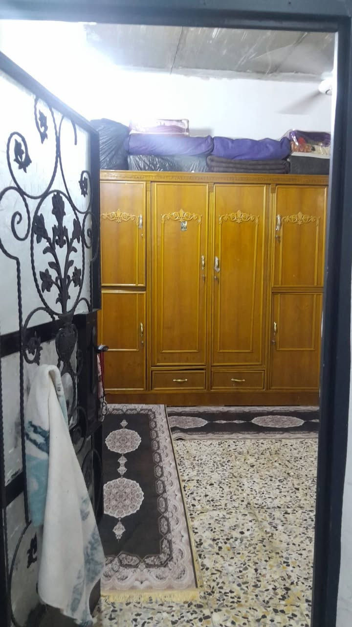 السلام عليكم مرخصةمديرالاكروب المحترم بيت جاهز للبيع زراعي المساحه ٨٠ يحتوي عله ستقبال وصاله ومطبخ وحمام منور زاد قرفه نوم مال عائله  صغيره خدمات كامله مجاري وتبليط مقرنص كهرباء انترنيت ضوئي مولده ذهبي للاستفسار مستعجل على بيعته رجان جيك سعار المنطقه وتعال القدس قرب المستشفى الجديدة  مال الفضيليه *********** سعر ٣٨
