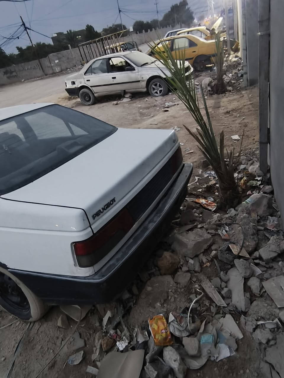 بيجو روى نظيفة للبيع
سيارة اصولية وبيها راعي مداور
اكسن....كير....(مكينة بيها خيط بخار قليل)
تخم تاير جديد
السعر 21وبيها مجال حك الجيه 
استفسار ***********
