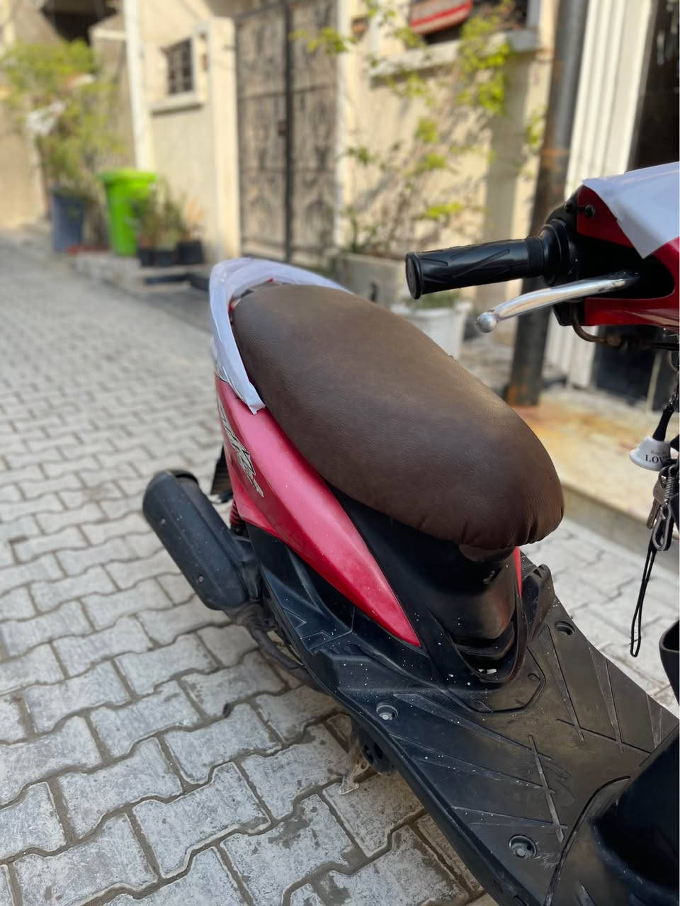 ماكس ثعلب مكينة خرسة شلعة او معدل دراجة كلش ناعمة او حلوة مابيه اينقص تجي تفحص ايمشكلة بيه تاخذه بلاش جيب الف فيتر وتعال اذا بيه مشكلة دراجة بلدية برغي ممفتوح بيه . معدل حلوة شعلة تشوفه بعينك شكد حلوة  للبيع فقط سعر  550 بيه مجال بصيط للشراي مكاني بغداد شعب  رقمي ***********شراي يتصل  متواجد اي وقت بغداد, العراق
