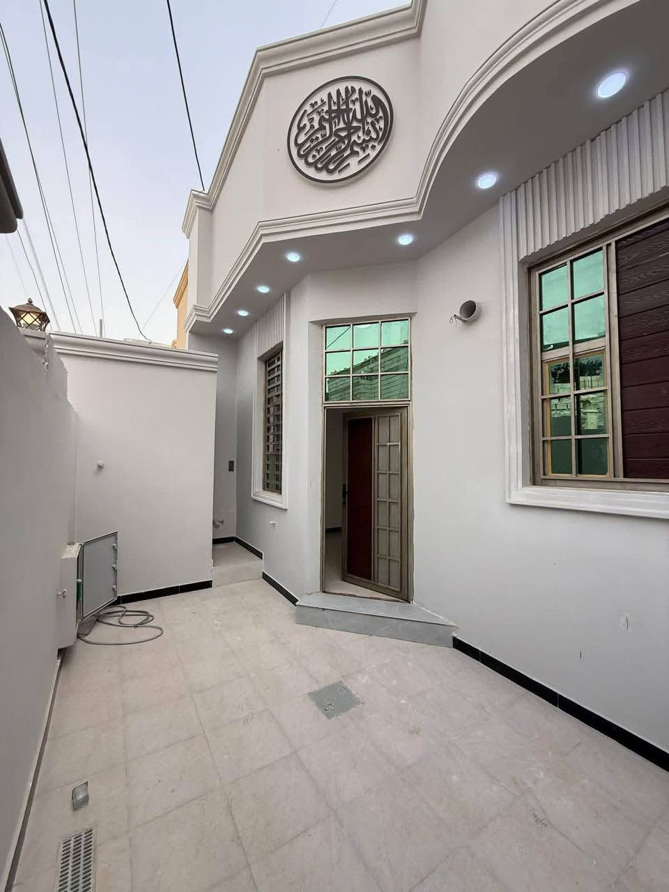 سلام عليكم 

دارين سكن بناء حديث 2026 جديد للبيع 😍

مساحه كل بيت 120 متر 

#طابو ملك صرف زراعي 
بأسم عراقي اصولي 
سند 25

يحتوي كل بيت على 
غرفتين نوم 
و ديوان 
و صاله و مطبخ و مناور 
و صحيات داخلي و داخلي 
بيوت مرتبه 
و كافه الخدمات متوفره 

#العنوان بصره أبي الخصيب منطقه الصنكر 

جميع الخدمات متوفره منطقه كلش مرتبه و جيران ذهب  

سعر البيت الواحد 75 مليون و بي مجال 

صادق 
للاستفسار والتواصل ((***********)) ابو كيان البصرة, العراق
