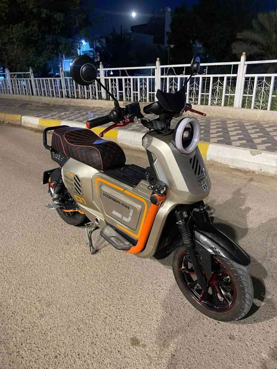 السلام عليكم 
دراجه للبيع اقره التفاصيل 
بطلريه ليثيوم فوسفات الحديد 72فولت 
ملف 3000Wيعني شلعه ومعدل 
الدراجه مزوده يدات رياضيه 
ويل رياضي 
كاربون فايبر 
تخم تاير جديد 
MB3
لايتات زنون 
بلوجكترات زنون متغيره 
كشن نضيف جدٱ 
ستاند صفح وتعليك 
وللعلم الدراجه احله من الصور 
***********
مكاني بغداد الامين الثانيه
850الف سعره
