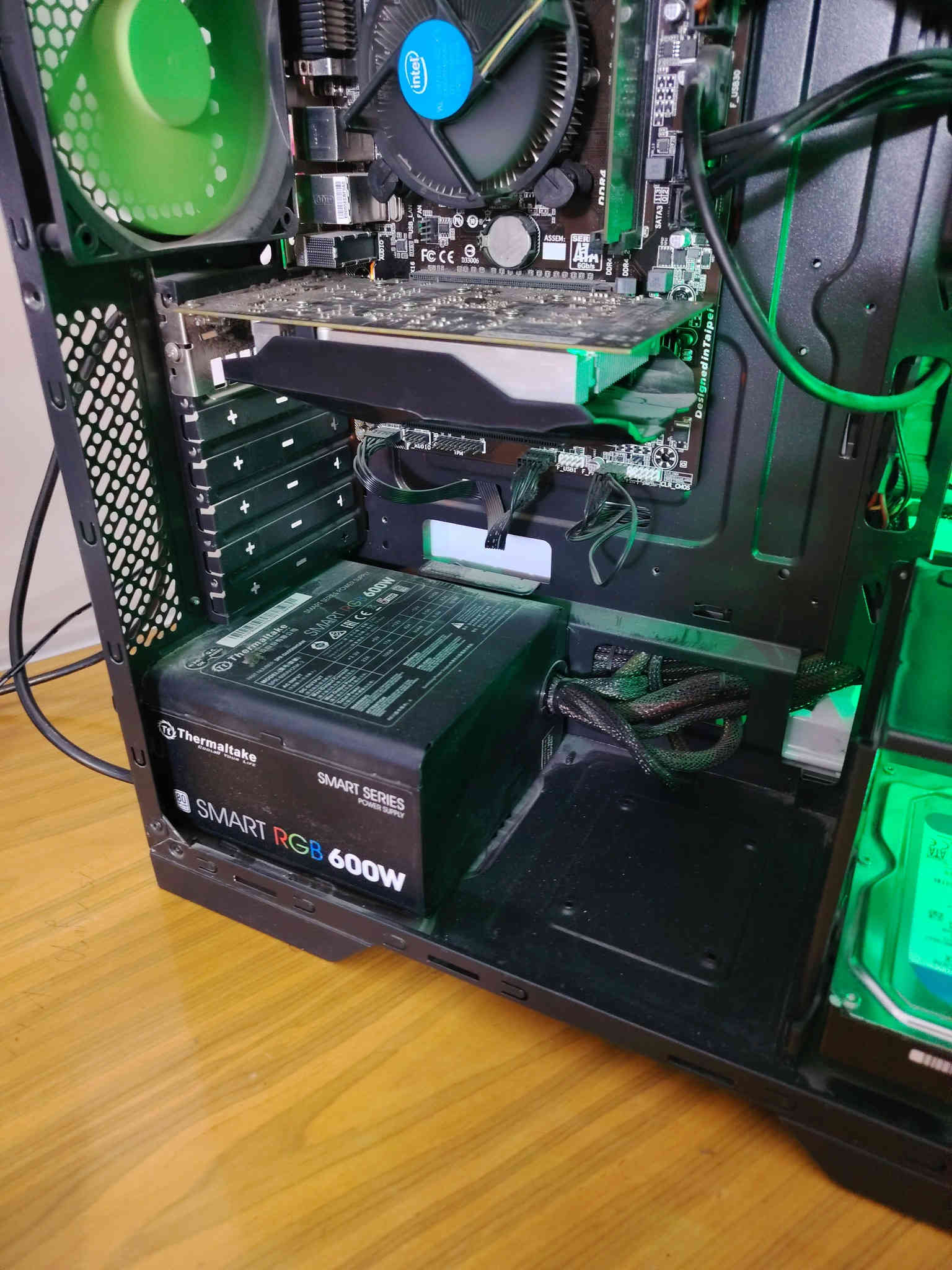 جهاز نظيف وشغال 100%، مناسب للدراسة والشغل وحتى البرامج الهندسية مثل AutoCAD وRevit وSolidWorks.
المواصفات:
 Core i5
GTX 1050Ti
 1T SSD
 8GB RAM
أداءه سريع وممتاز، جاهز للاستخدام بدون أي مشاكل.
للمهتمين أو للتجربة، راسلني على الخاص 
*********** وتساب
السعر 400،000 الف وبي مجال
ملاحظة فقط الكيس للبيع بدون شاشة
