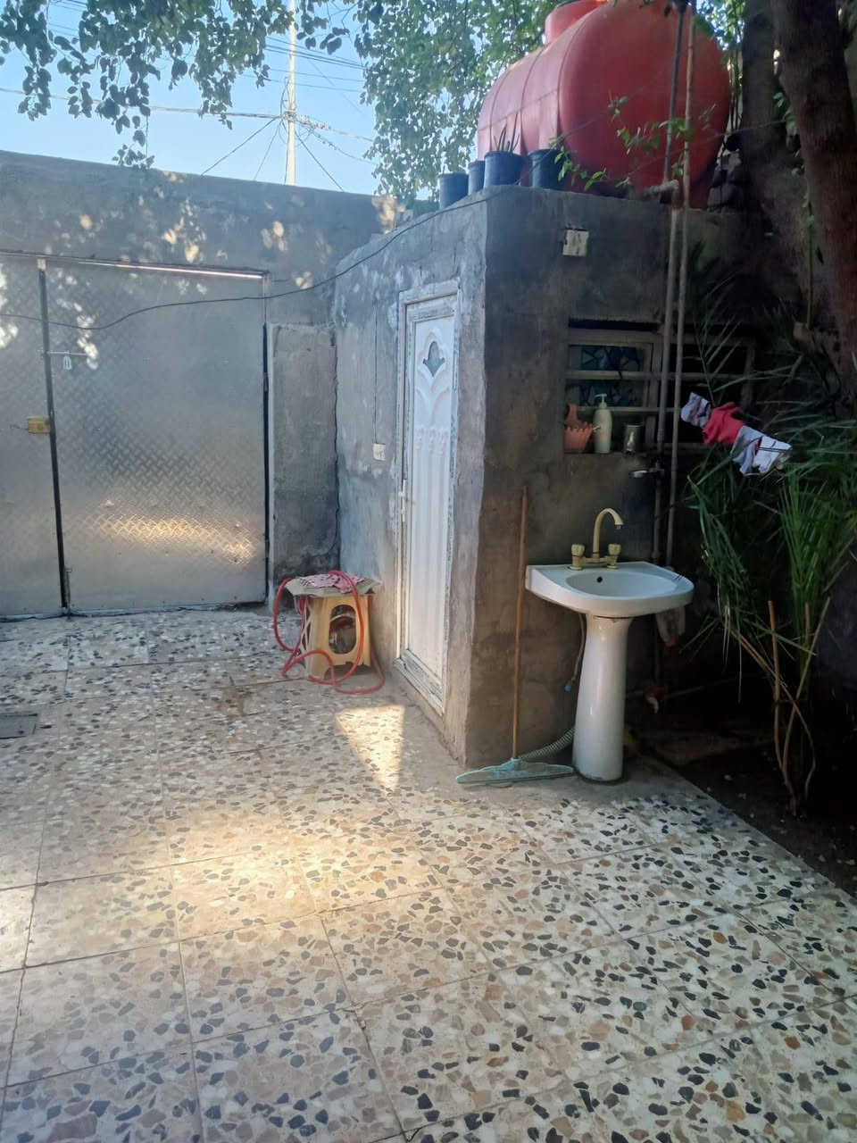 السلام عليكم ورحمة الله وبركاته..
عندي بيت بحي السفير 125 متر 5*25 طابق ونصف فرع أفران علي الهادي.. ثاني فرع على اليمين..
رايدة 75 وبي مجال.. سند 25.
للأتصال أو واتساب..
***********
