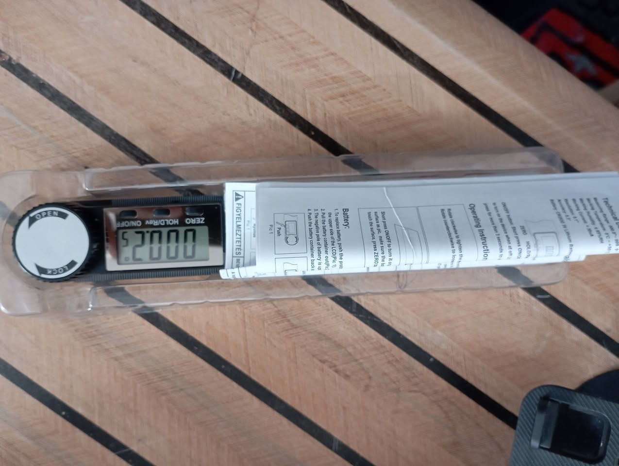 الزوايا الرقمية)، وهي أداة قياس "2 في 1" تجمع بين وظائف المسطرة والمنقلة التقليدية لقياس الأطوال والزوايا بدقة عالية. المميزات والاستخدامات
الوظيفة: تُستخدم لقياس الزوايا الداخلية والخارجية بنطاق قياس كامل يصل إلى 360 درجة.
الشاشة: مزودة بشاشة LCD كبيرة لتسهيل قراءة القياسات بدقة تصل غالباً إلى 0.1 درجة.
المادة: تتوفر عادةً بنوعين؛ البلاستيك المقوى (ABS) خفيف الوزن، أو الفولاذ المقاوم للصدأ للأعمال الأكثر مشقة.
التطبيقات: مثالية لأعمال النجارة، البناء، الديكور المنزلي، والمهام الهندسية التي تتطلب دقة متناهية.
التحكم: تحتوي عادةً على أزرار للتصفير (Zero)، وحفظ القياس (Hold)، بالإضافة إلى برغي قفل لتثبيت الزاوية المقاسة. 
eBay
eBay
 +5
السعر 8
ويوجد توصيل الى جميع المحافظات رقم (***********)

رابط امزون الاصدقاء للمواد الأوربية 
https://www.tiktok.com/@mazad26?_r=1&_t=ZS-94NeNsxy1si
