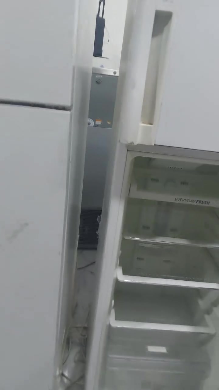 ثلاجات ججم كبير باله خليجيه شرط الشغل العنوان البصره قضاء المدينه خلف محطة الوفود الحكوميه البدران للإستفسارعل الخاص ***********
